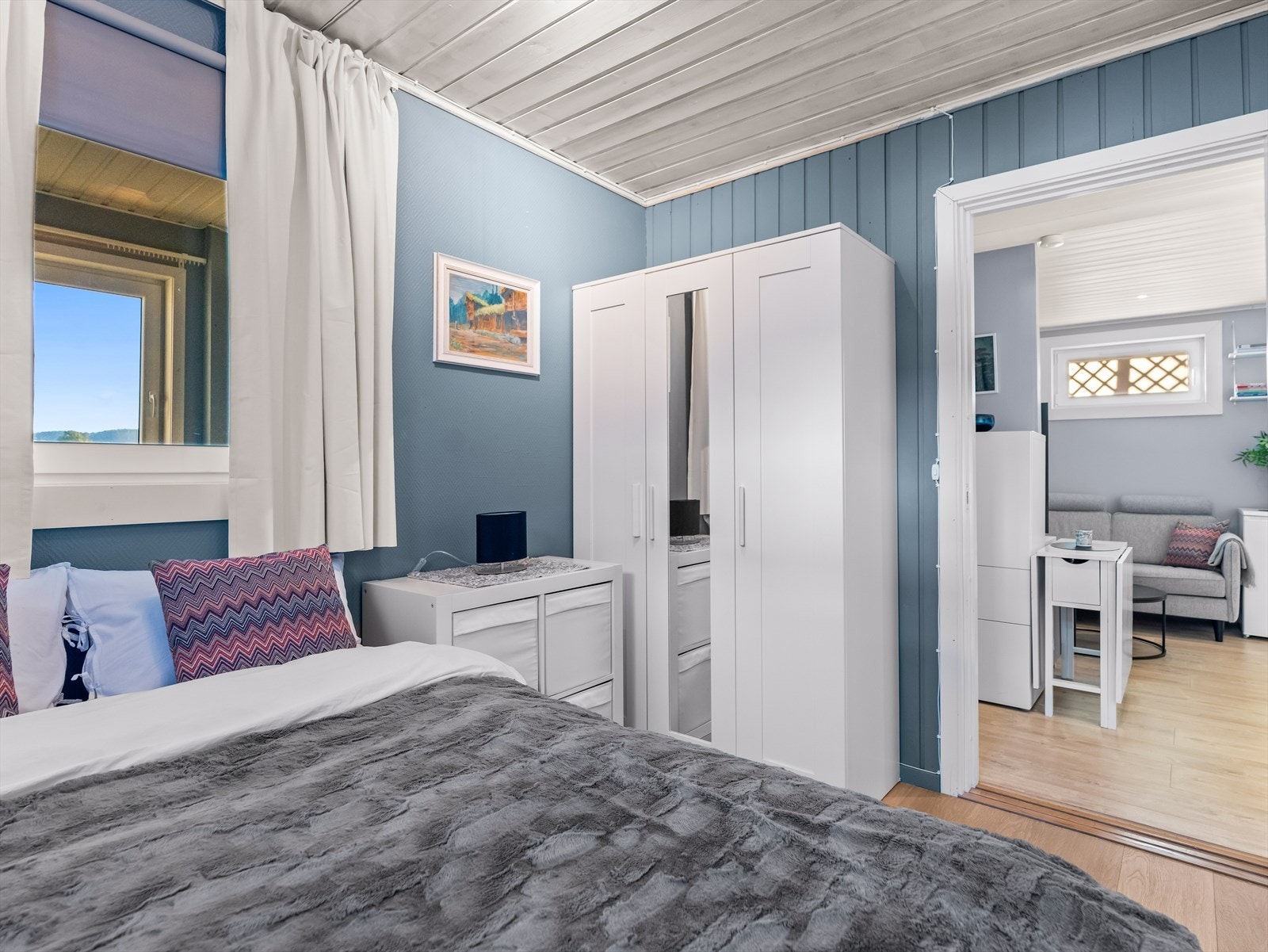 Rommene har plass til seng, nattbord og garderobeløsning/evt. skrivebord. Galleribilde