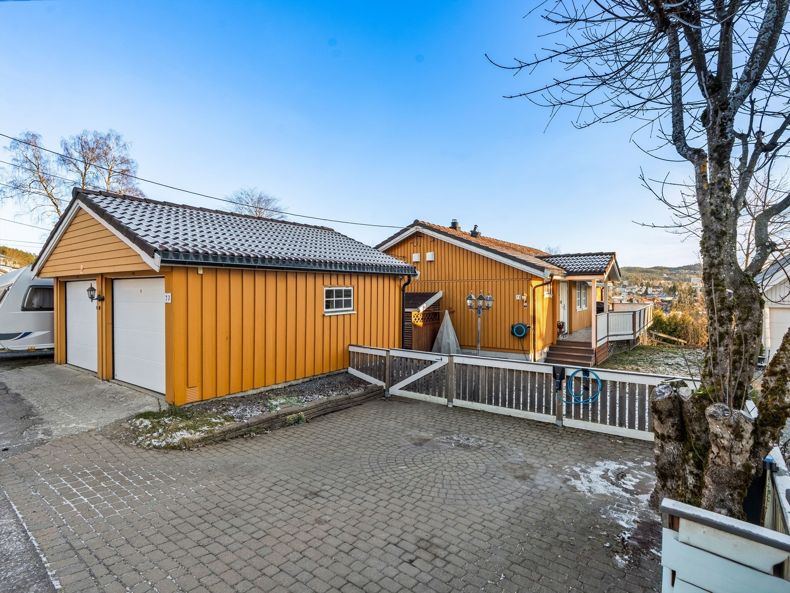 Eiendommen har videre en brosteinsbelagt gårdsplass, med tilgang til dobbeltgarasje. Galleribilde