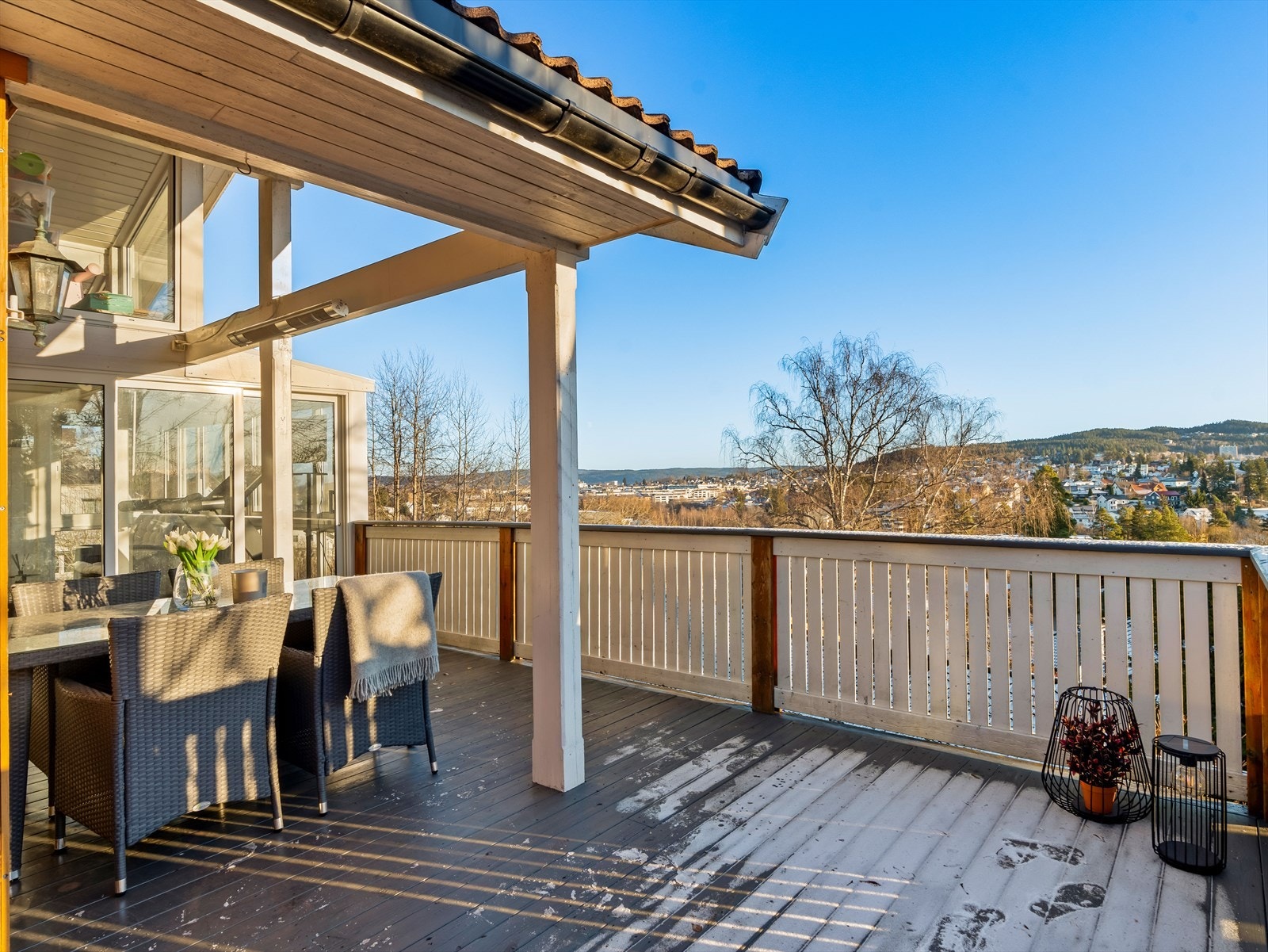 Videre er det utgang til en sydøstvendt terrasse på 37 m². Terrassen er blitt utvidet uten godkjenning fra kommunen, se punktet Ferdigattest for mer informasjon. Galleribilde