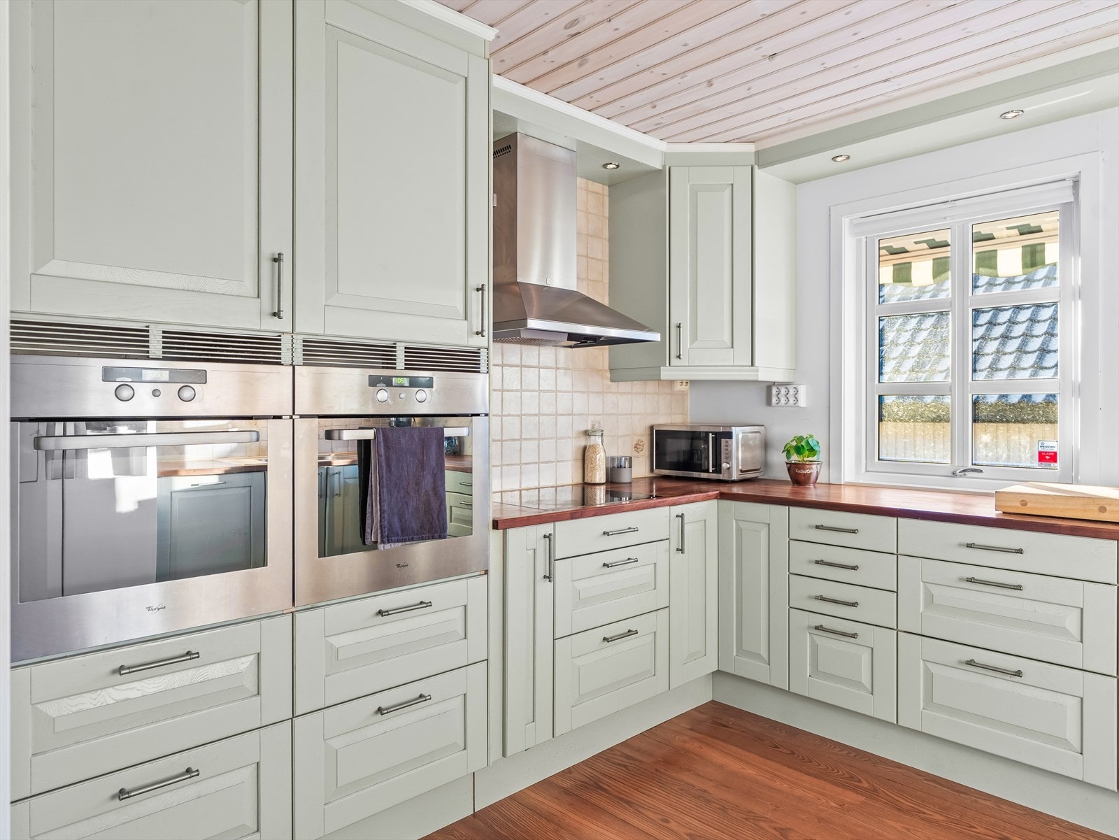 Innredningen er fra Sigdal, og har skap med profilerte fronter, samt en benkeplate med nedfelt kum i rustfritt stål. Galleribilde