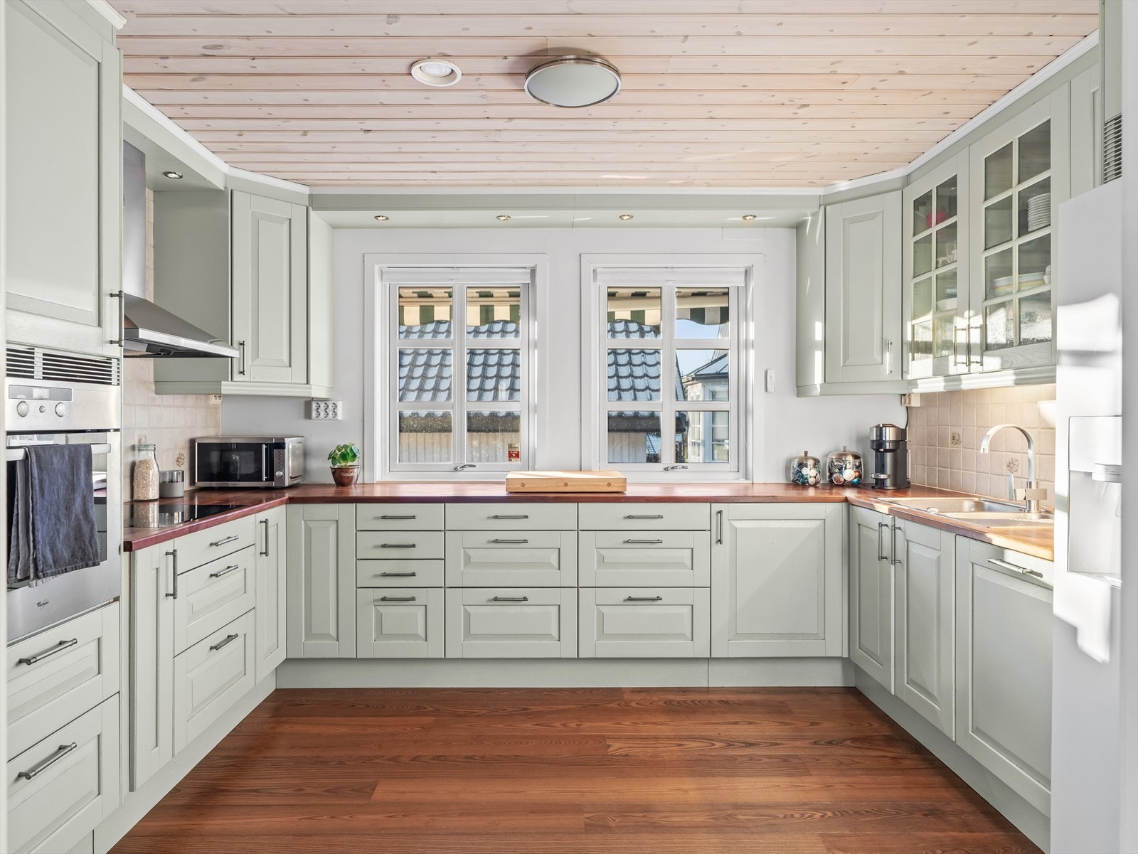 Kjøkkenet ligger delvis åpent inn mot stuen, og byr på rikelig med benk- og skapplass! Galleribilde