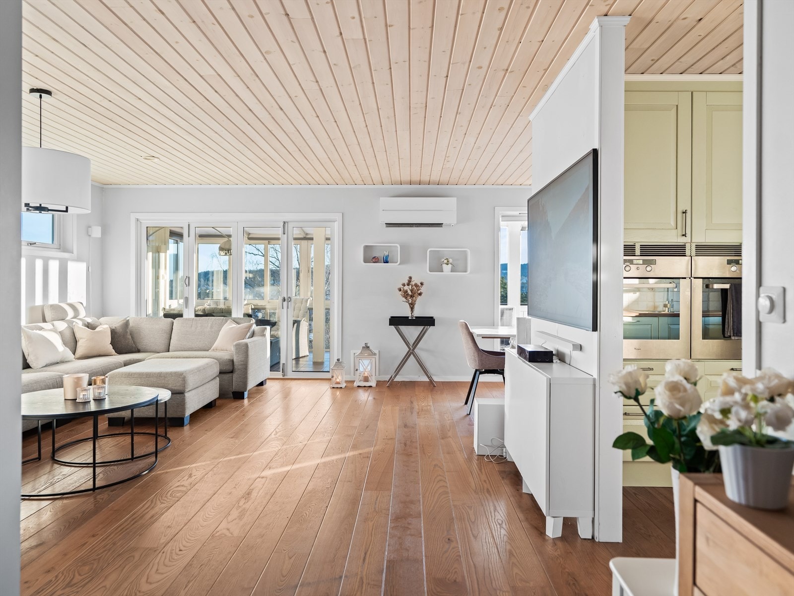 I tillegg er det god plass til tv-møbel og spisegruppe. Galleribilde