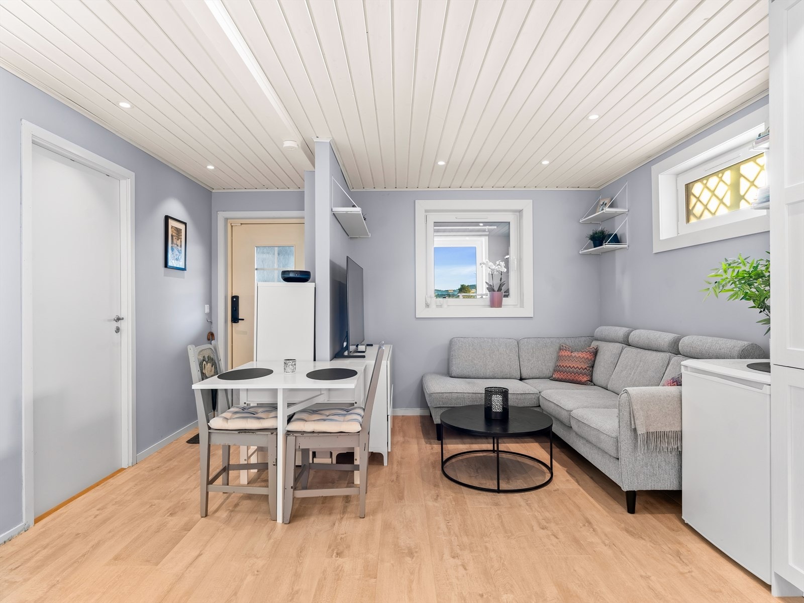 Det er blitt etablert en åpen stue-/kjøkkenløsning i underetasjen. Galleribilde