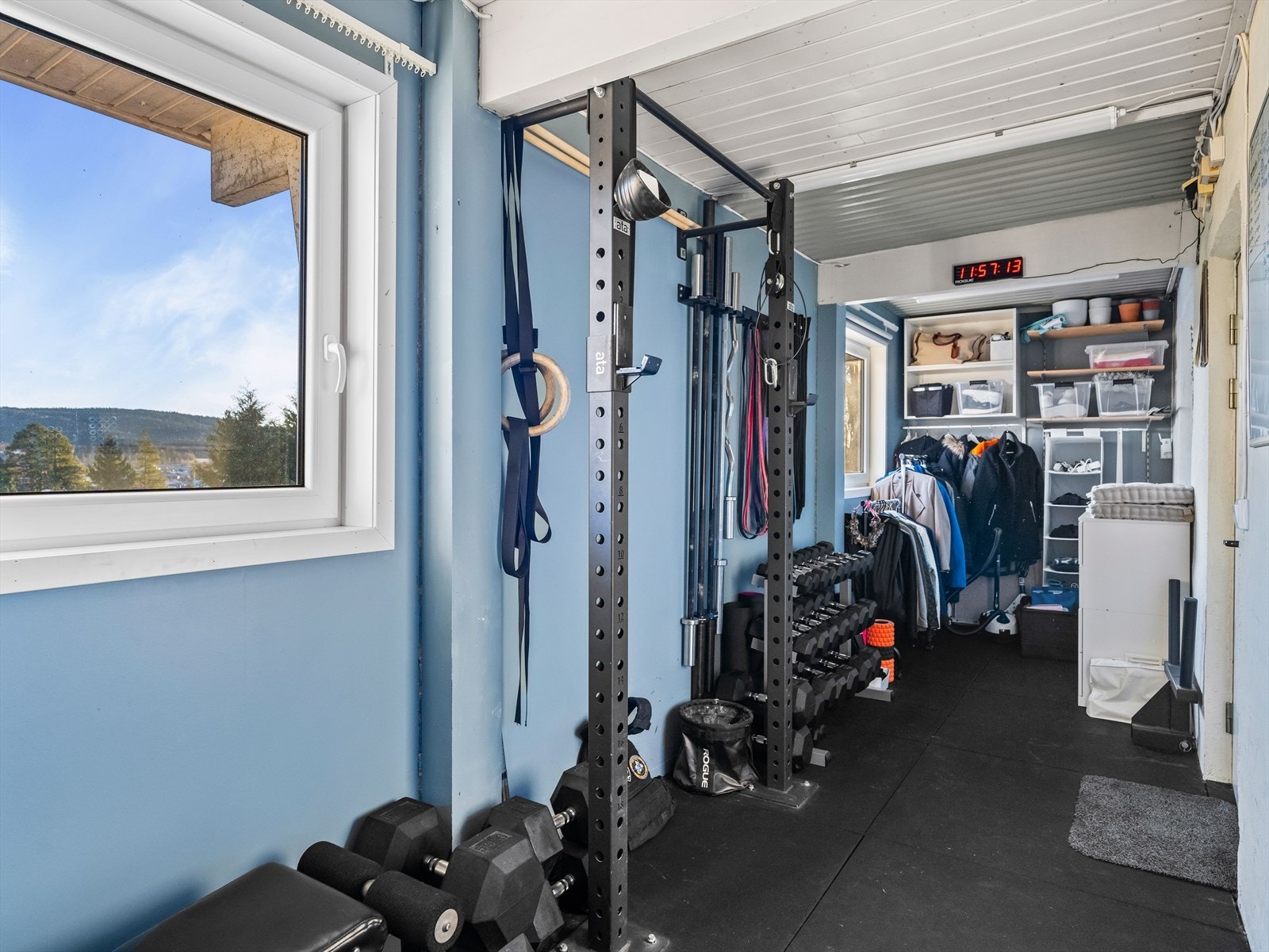 Det er blitt påbygget et trimrom i underetasjen. Dette rommet fremkommer ikke av tegninger godkjent av kommunen, og er ikke godkjent i sin helhet. Galleribilde