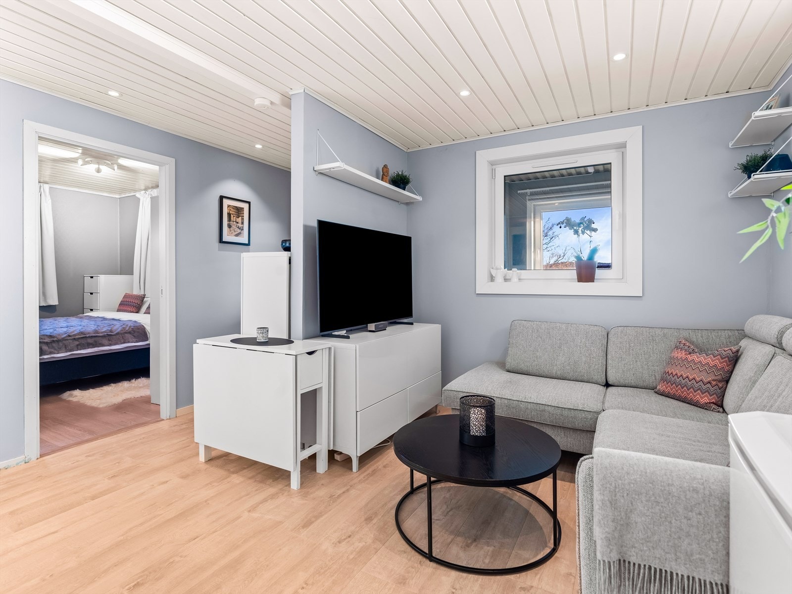 Dette arealet var opprinnelig omsøkt og godkjent som to soverom, men består i dag av stue/kjøkken og bad (se punktet Ferdigattest for mer informasjon) Galleribilde