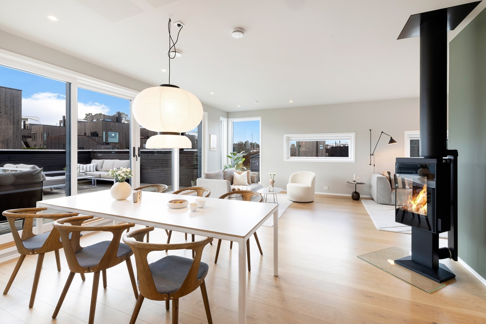 Romslig, familievennlig enebolig fra 2022 med solrike uteplasser og carport. Attraktiv, barnevennlig beliggenhet! Galleribilde