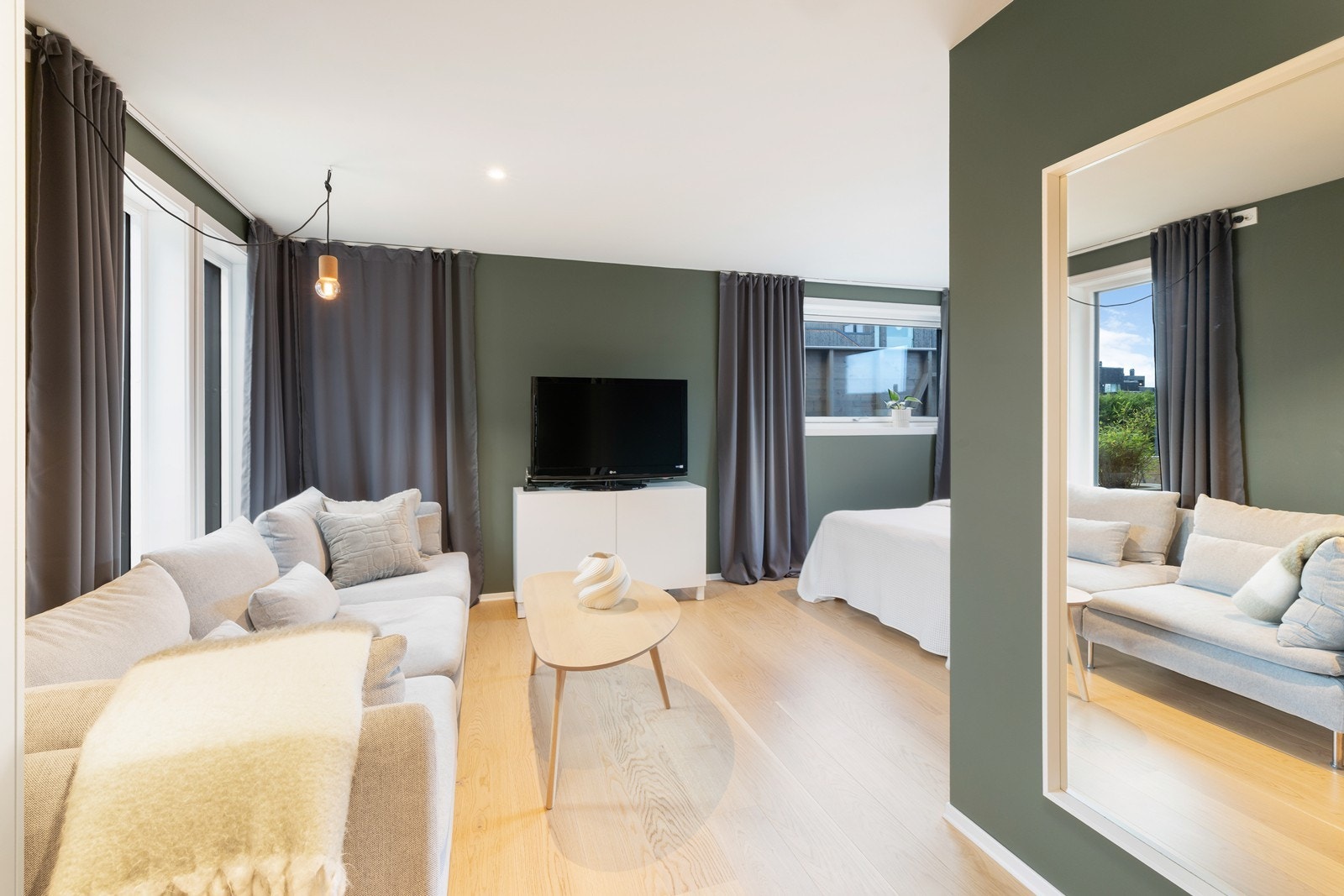 Tv- stue/ soverom. Rommet er opprinnelig godkjent som stue og har klargjort opplegg for å sette inn hybel kjøkken. Galleribilde