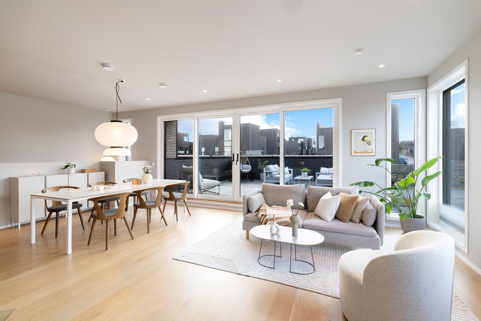 I stuen er det en deilig takhøyde (273 cm) samt gode lysinnslipp fra de store vindusflatene. Galleribilde