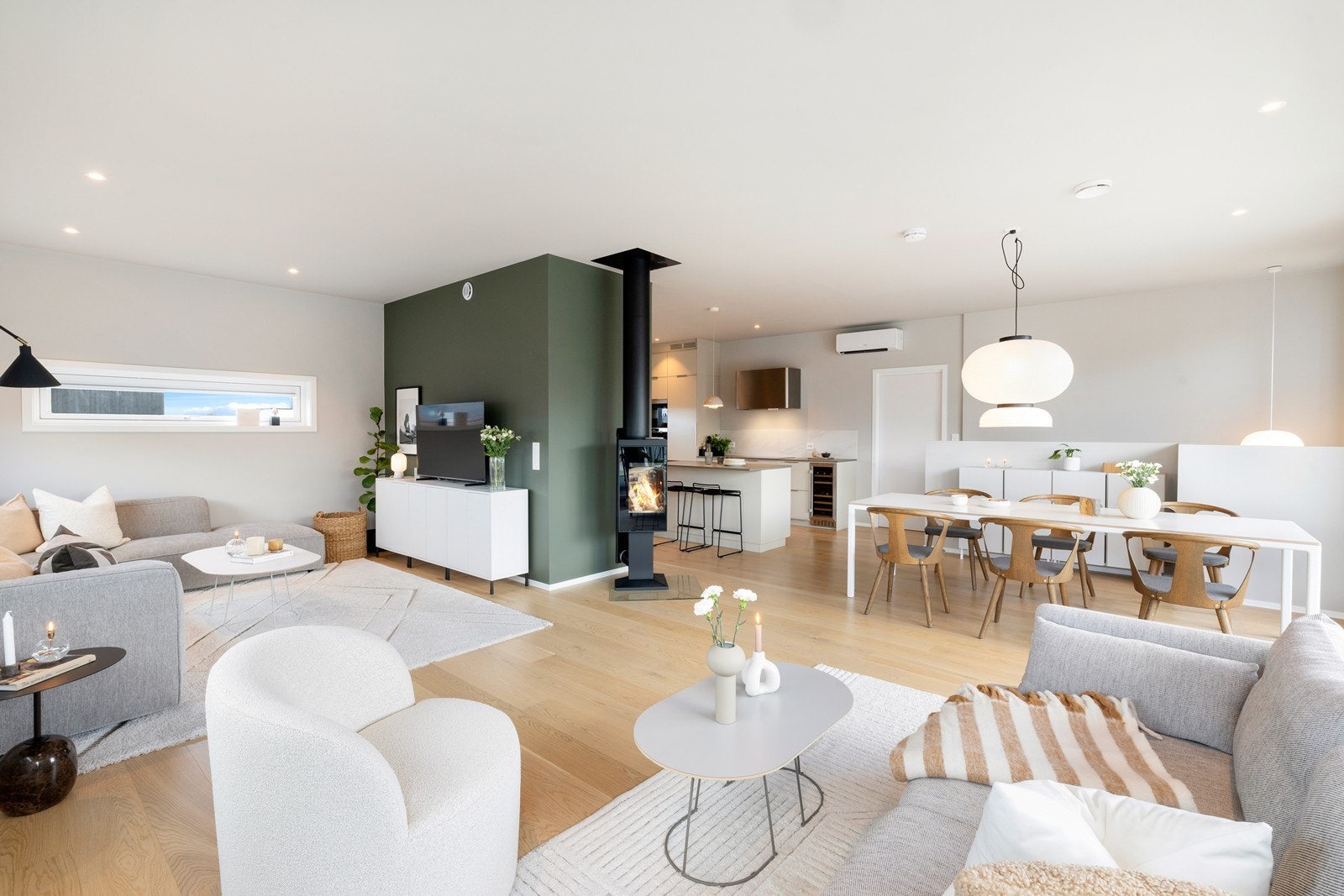 Kjøkkenet er praktisk plassert, i en åpen med samtidig skjermet løsning mot stuen. Galleribilde