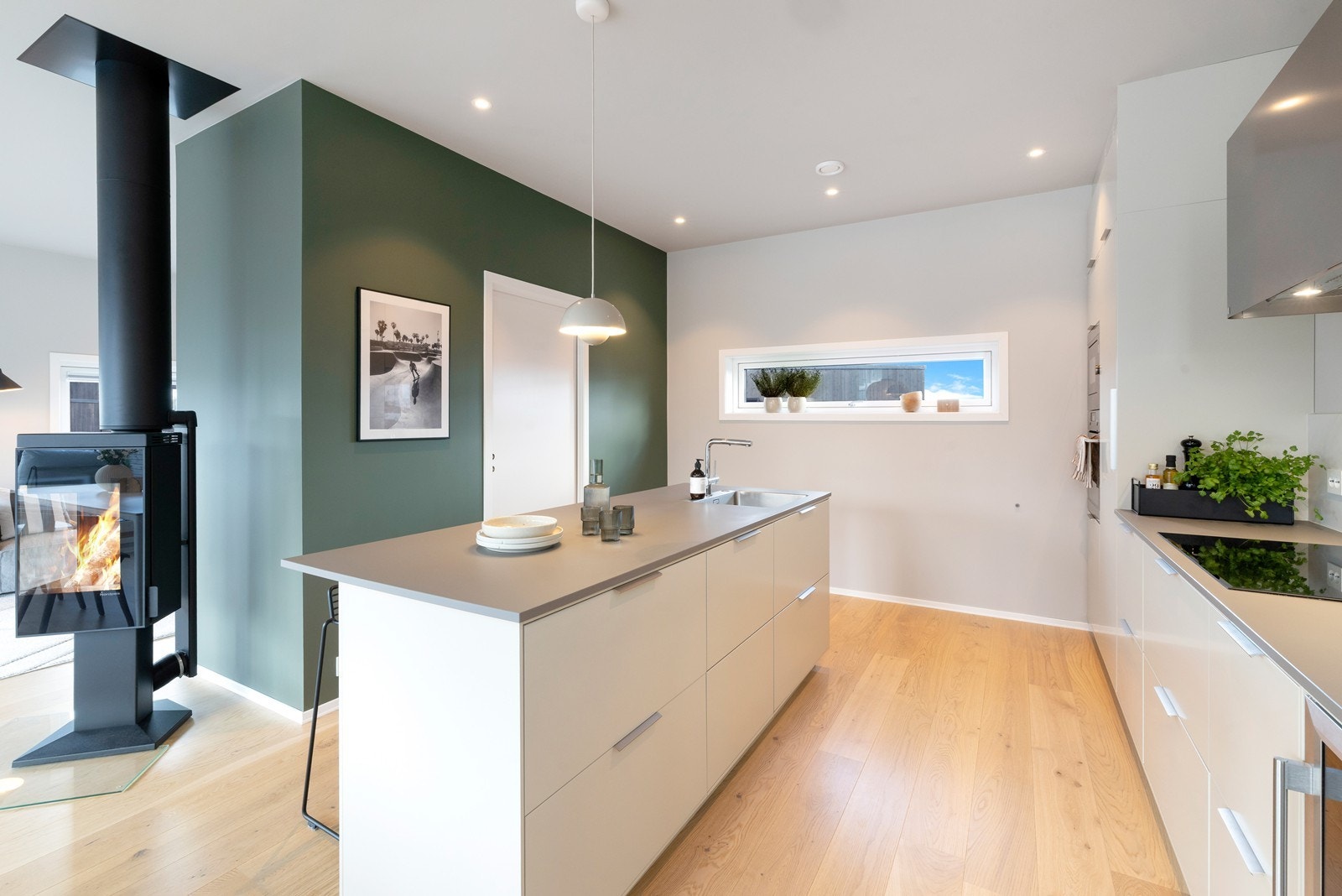 Praktisk matbod på innsiden av kjøkken. (Skyvedøren) Galleribilde