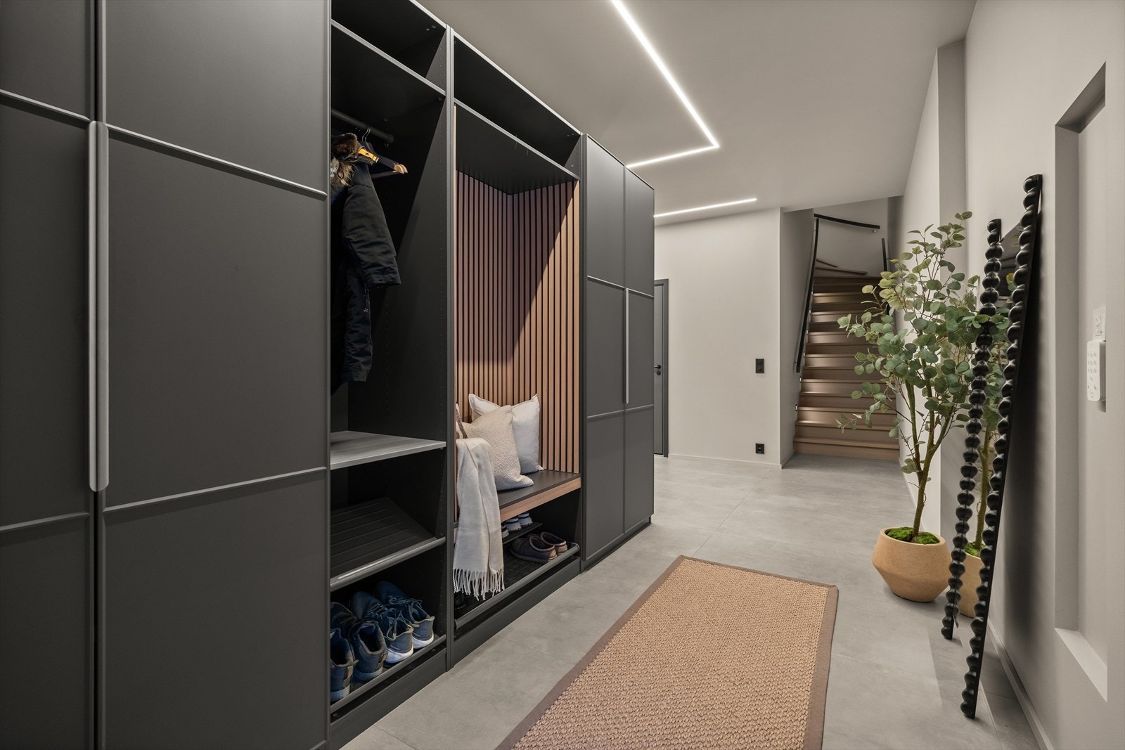 Romslig og praktisk gang med praktisk garderobe som gir god plass for oppbevaring av yttertøy Galleribilde