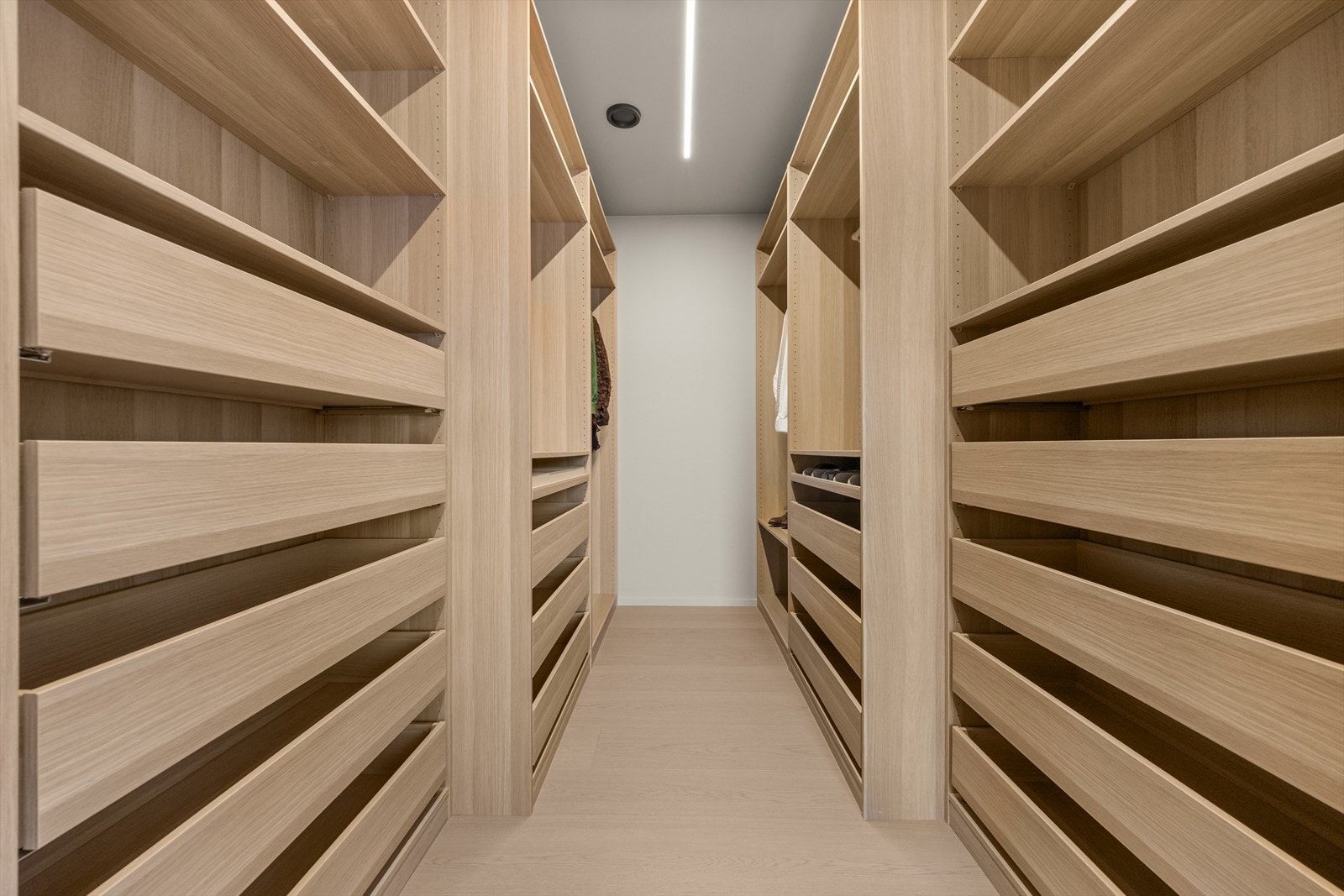 Meget romslig garderoberom Galleribilde