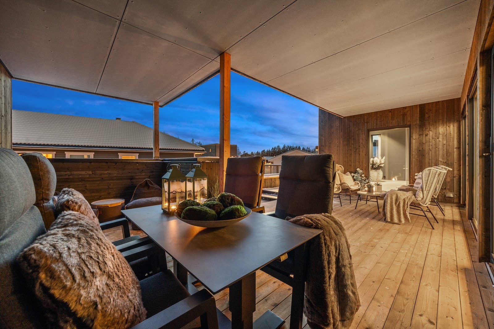 Klargjort for utekjøkken med kaldt og varmtvann på terrassen under tak Galleribilde