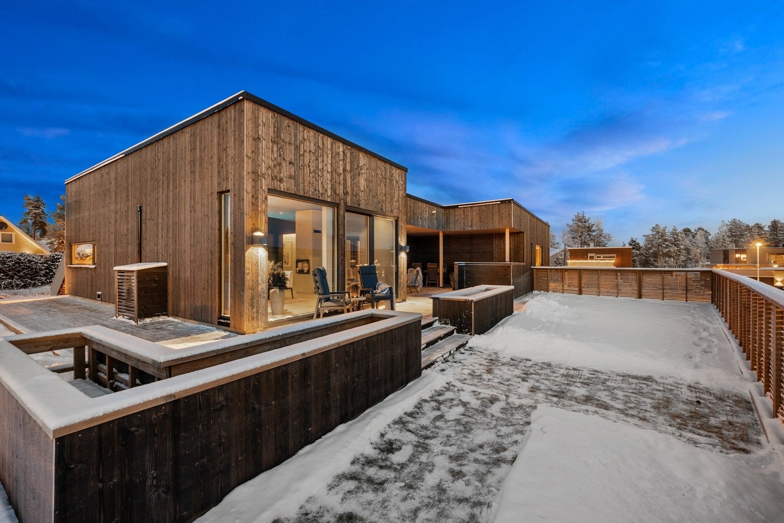 Flotte blomsterkasser som kan beplantes for å skape en frodig hage og skjerme for innsyn Galleribilde