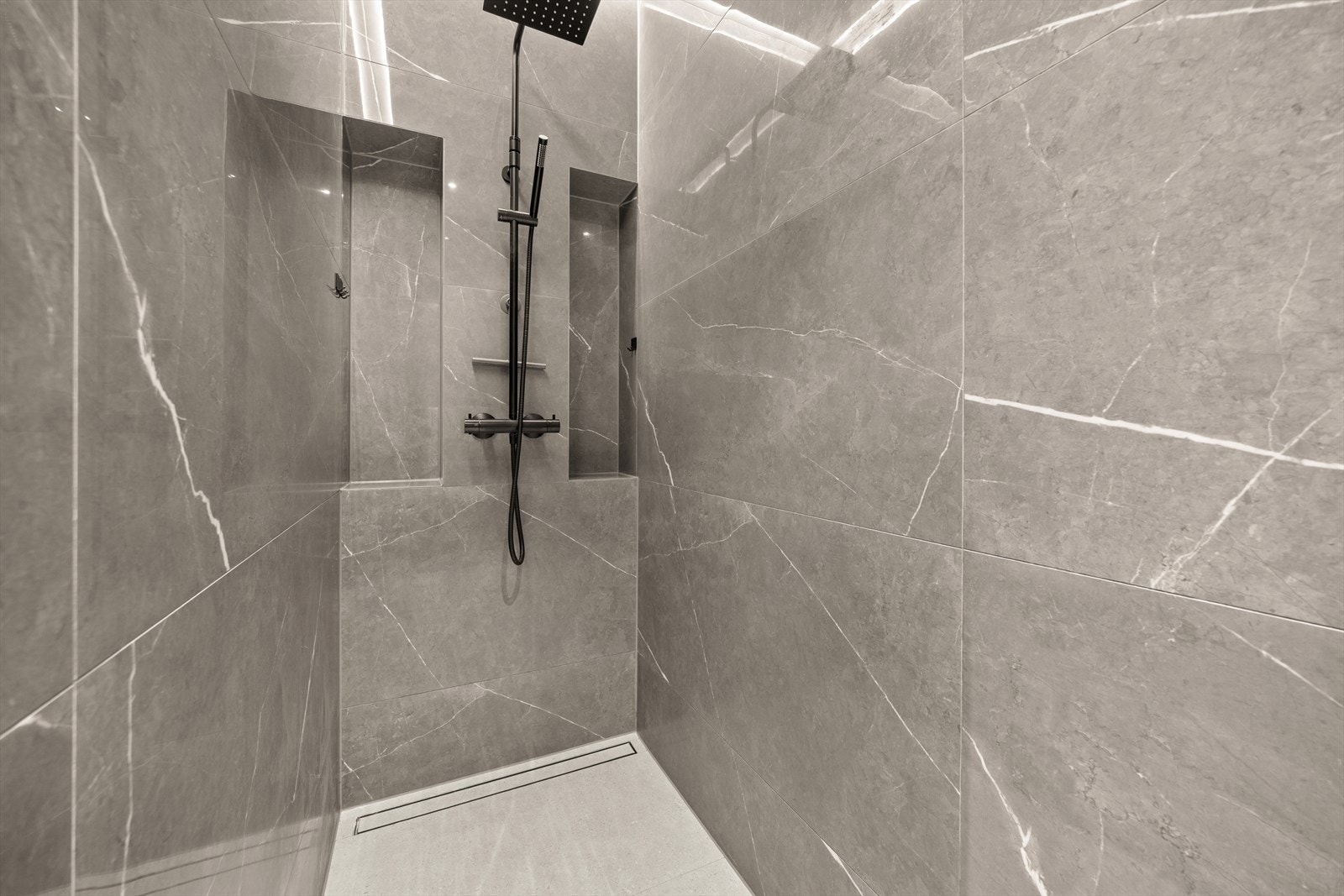 Dusjnisje med regndusj og plassbygde hyller Galleribilde