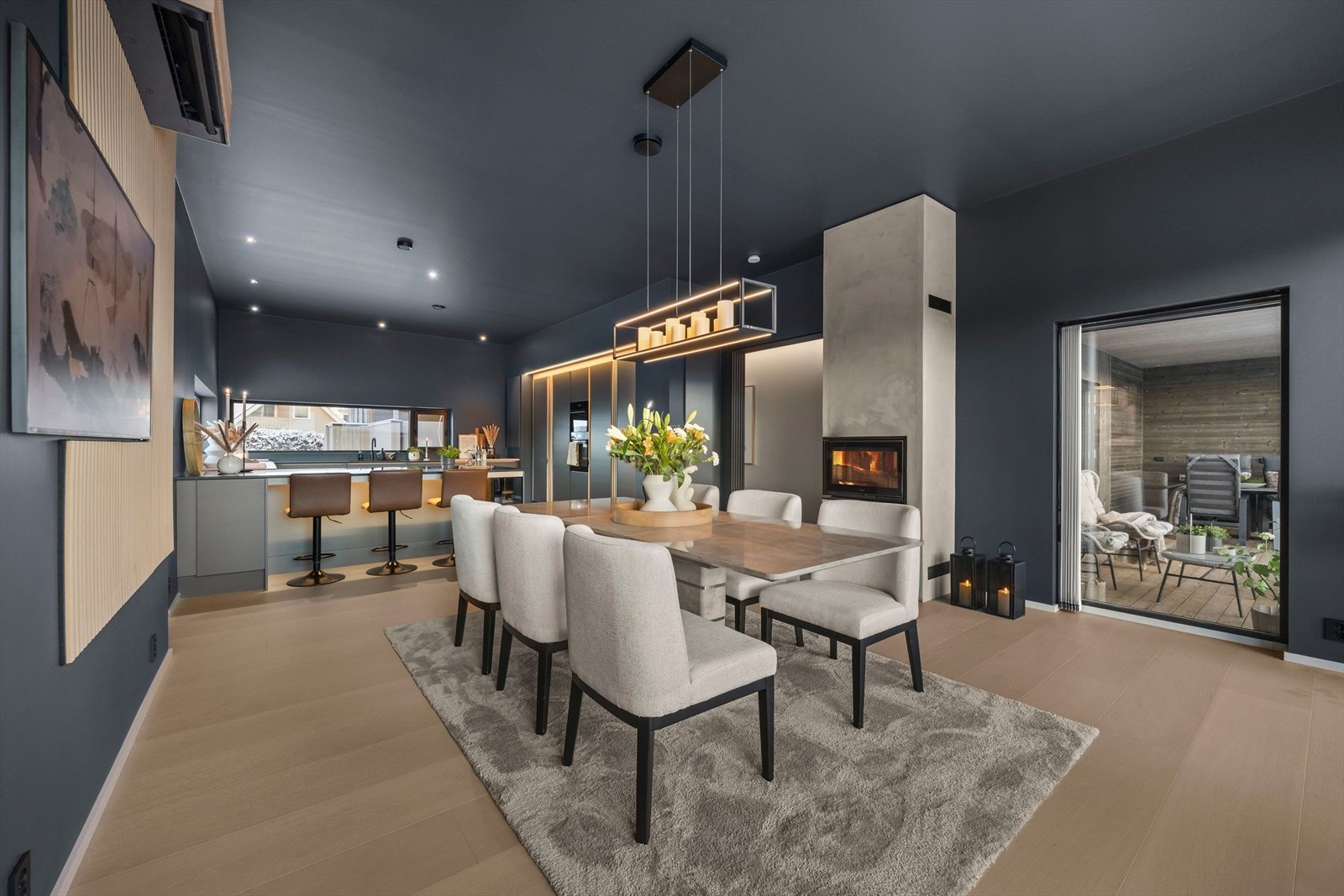 Stor og flott spisestue i tilknytning til kjøkkenet Galleribilde