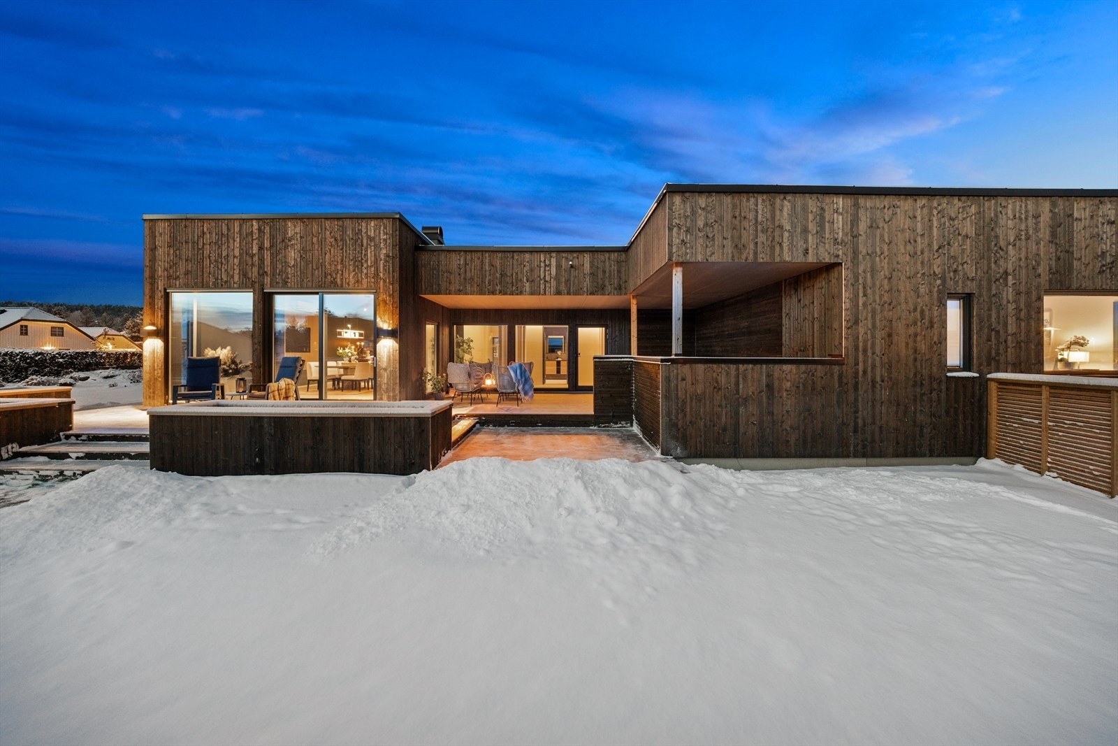 Flotte uteområder med hage og flere terrasser Galleribilde