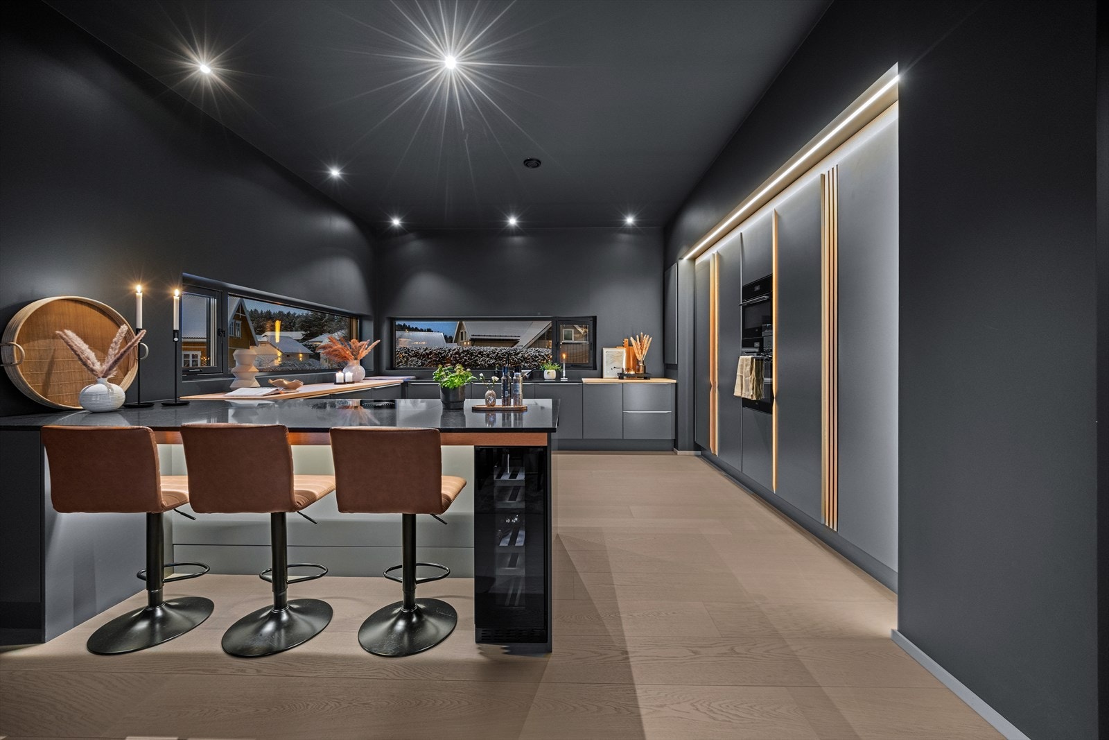 Boligen har en praktisk planløsning utformet for både hverdagsliv og selskaper, samt romslige soverom og smarte oppbevaringsløsninger som gir høy bokomfort Galleribilde