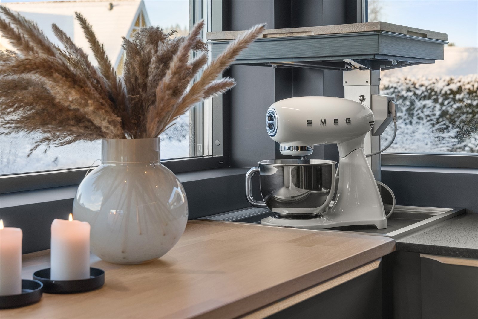 Her kan du plassere kaffe- eller bakemaskin og enkelt benytte plassen for arbeidsplass Galleribilde