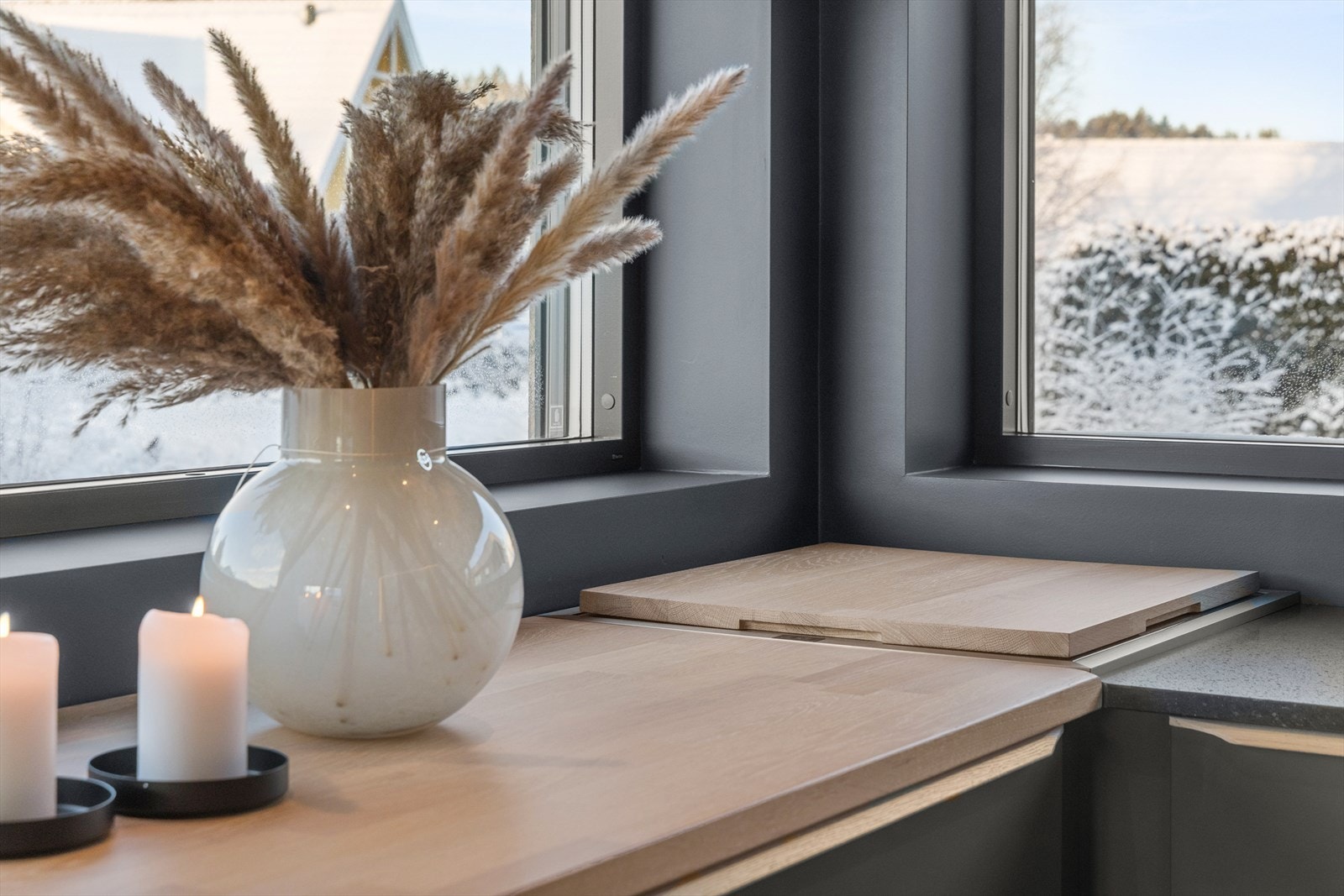 Deler av benkeplaten er i heltre - med praktisk innebygd løsning for kaffemaskin eller annet kjøkkenutsyr Galleribilde