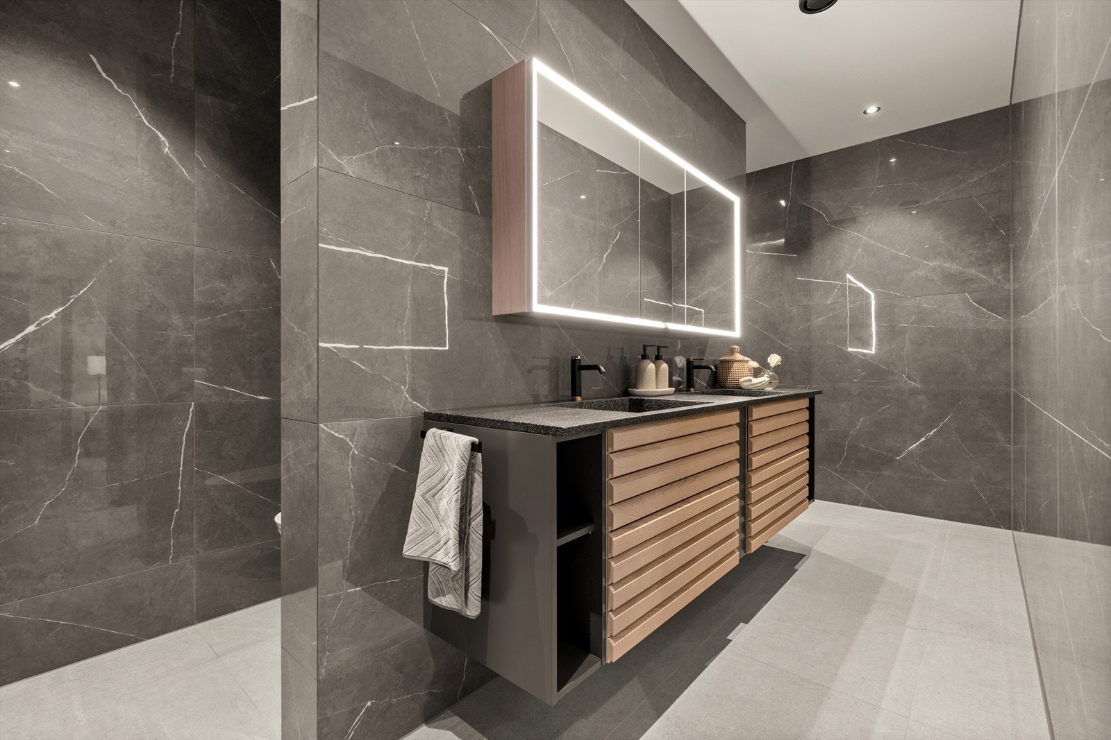 Delikat bad med flislagte overflater og varmekabler i gulv - Det er klargjort for kablet lydanlegg på badet Galleribilde