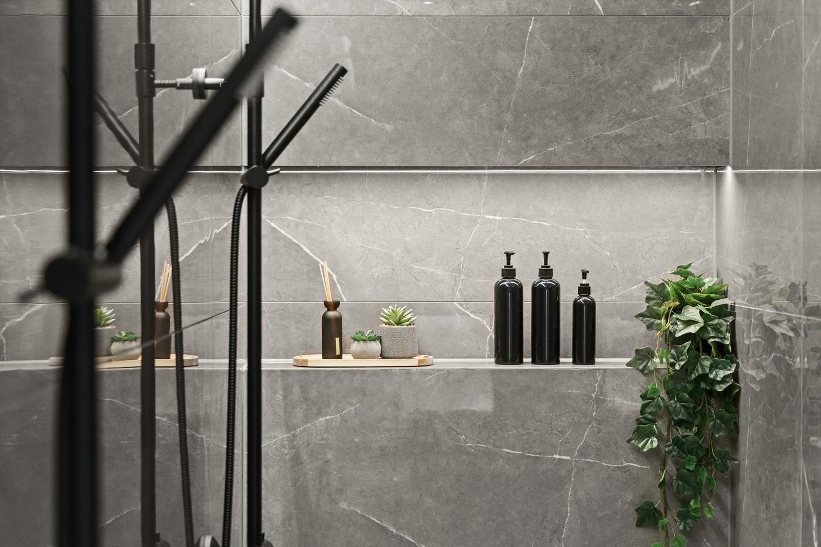 Lekker plassbygd hylle med belysning Galleribilde