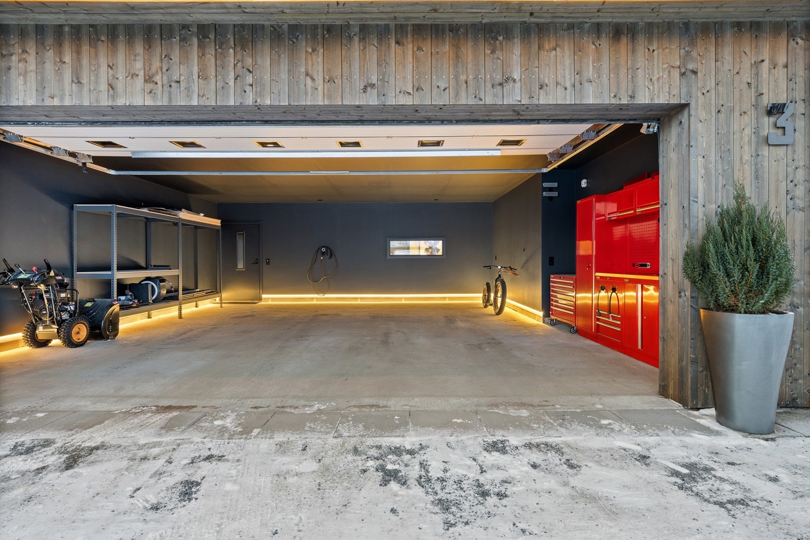 Garasjen er bygget med lydhimling som reduserer lyd og viberasjoner opp til soveromsdelen av huset. Galleribilde