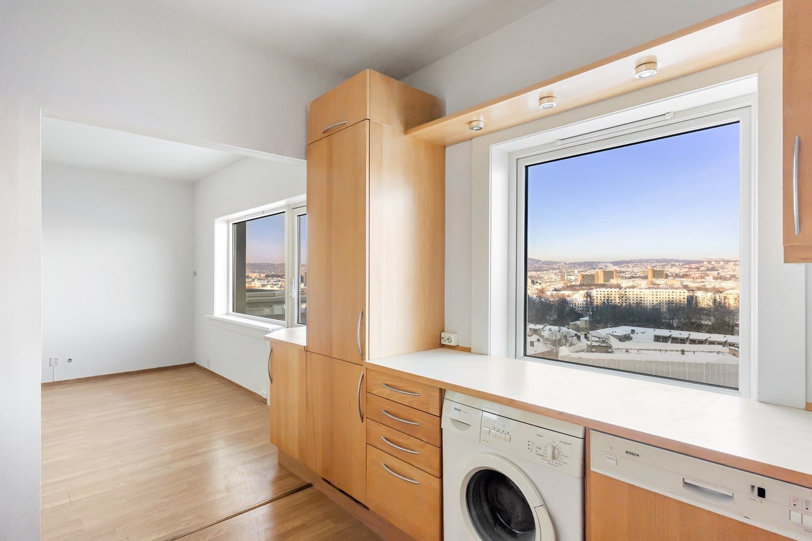 Det er god plass til lagring i skuffer og skap. Galleribilde