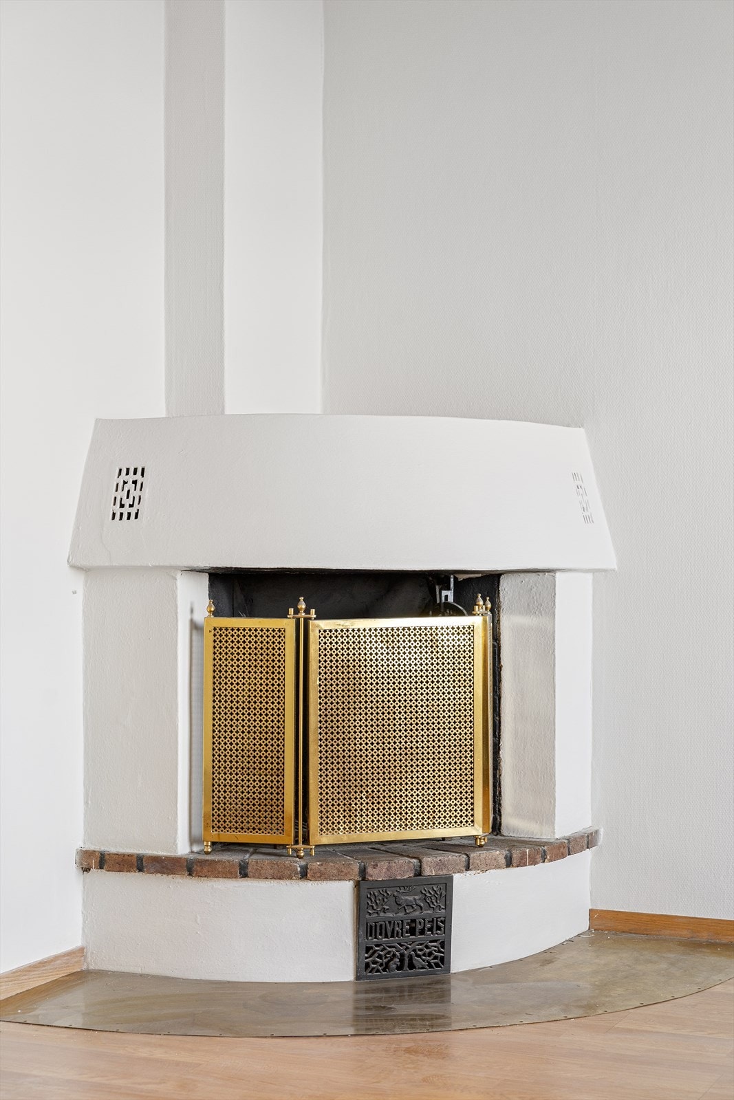 I stuen er det peis som bidrar med varme på kjøligere dager. Pipeløp ble rehabilitert i 2022. Galleribilde