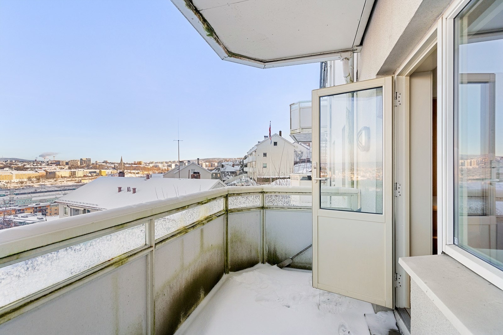 Balkongen fungerer som en naturlig forlengelse av stuen og tilbyr en usjenert utsikt. Galleribilde