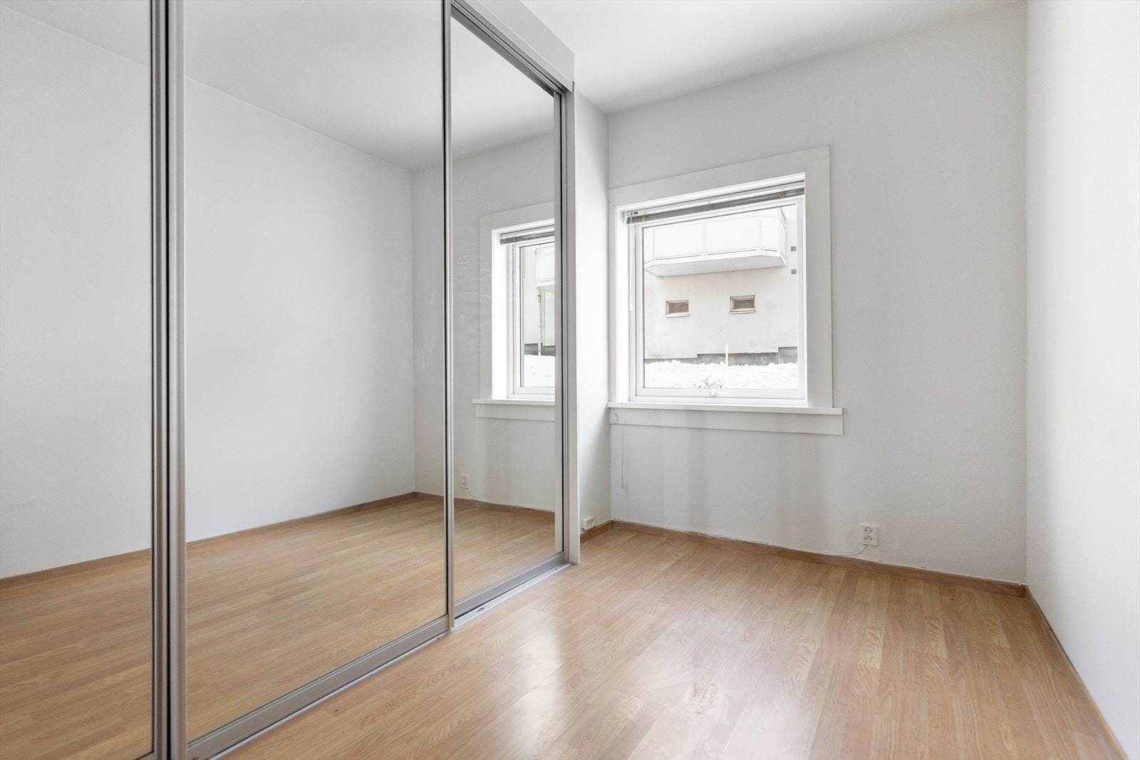 Romslig soverom med god plass til dobbeltseng og øvrig møblement. Soverommet har en romslig skyvedørsgarderobe med speilfronter. Galleribilde