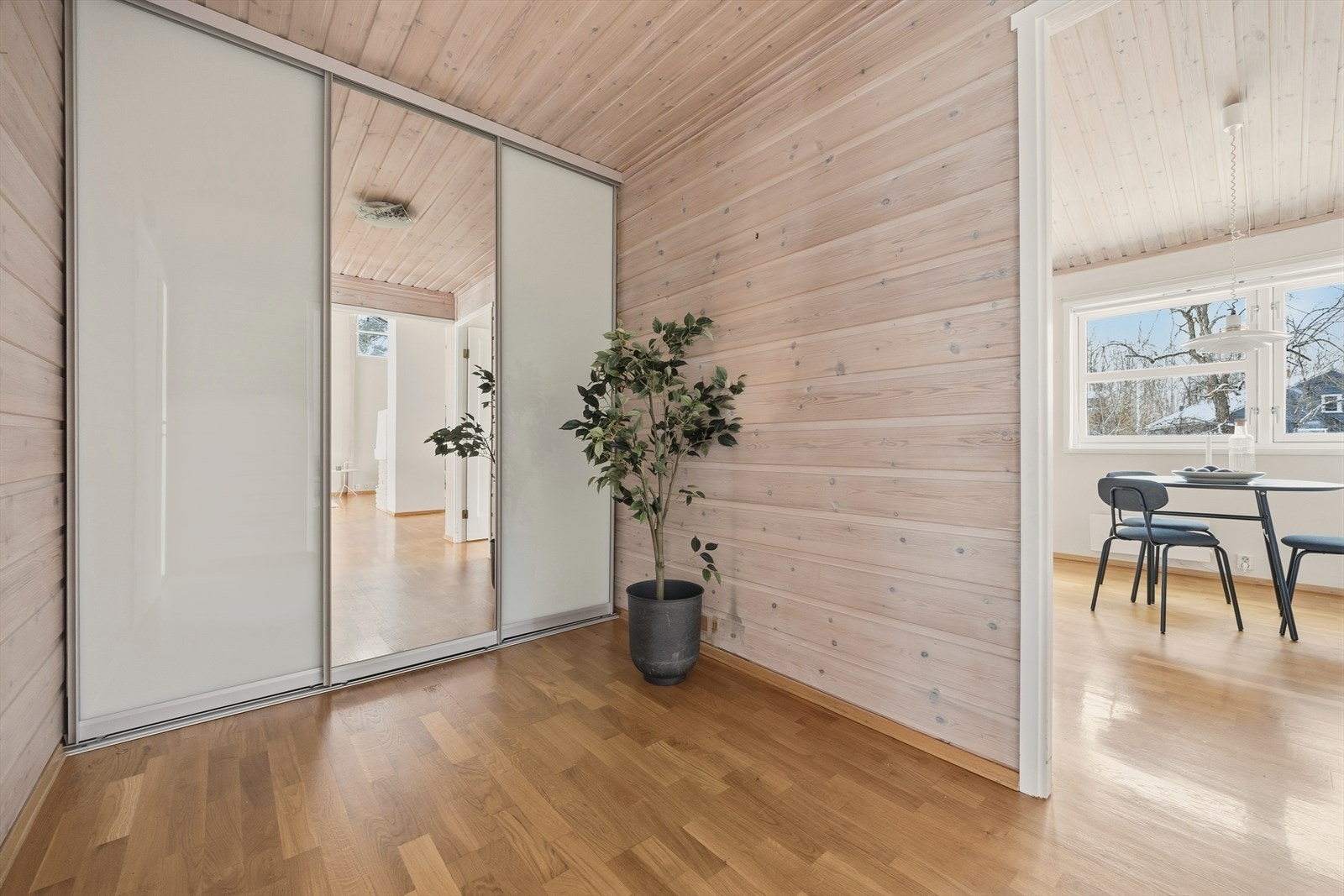 Videre adkomst til hall/gang med romslig skyvedørsgarderobe som gir gode oppbevaringsmuligheter for yttertøy og sko. Galleribilde