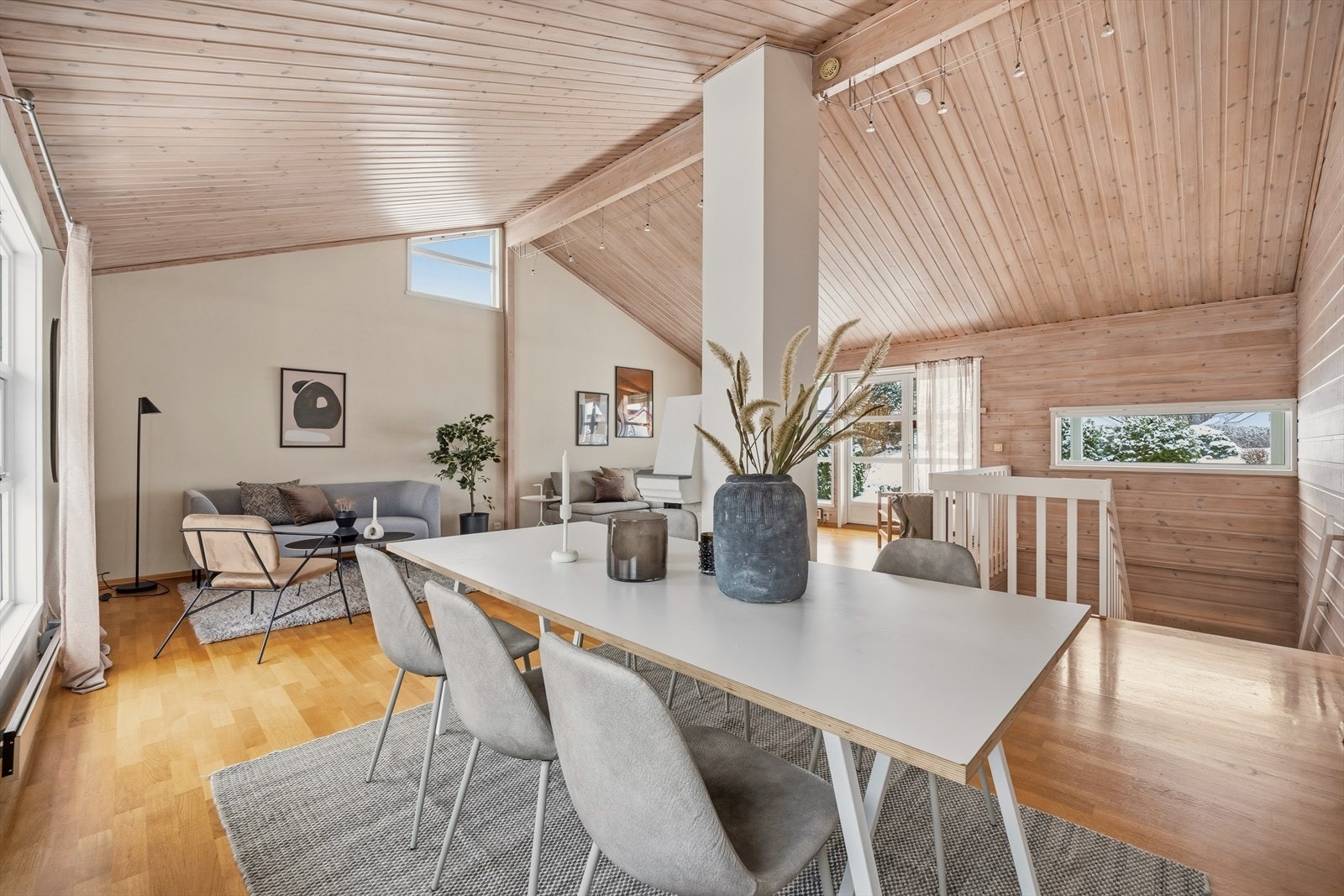 Du har god plass til et større spisebord med plass til hele familien og gjester. Galleribilde