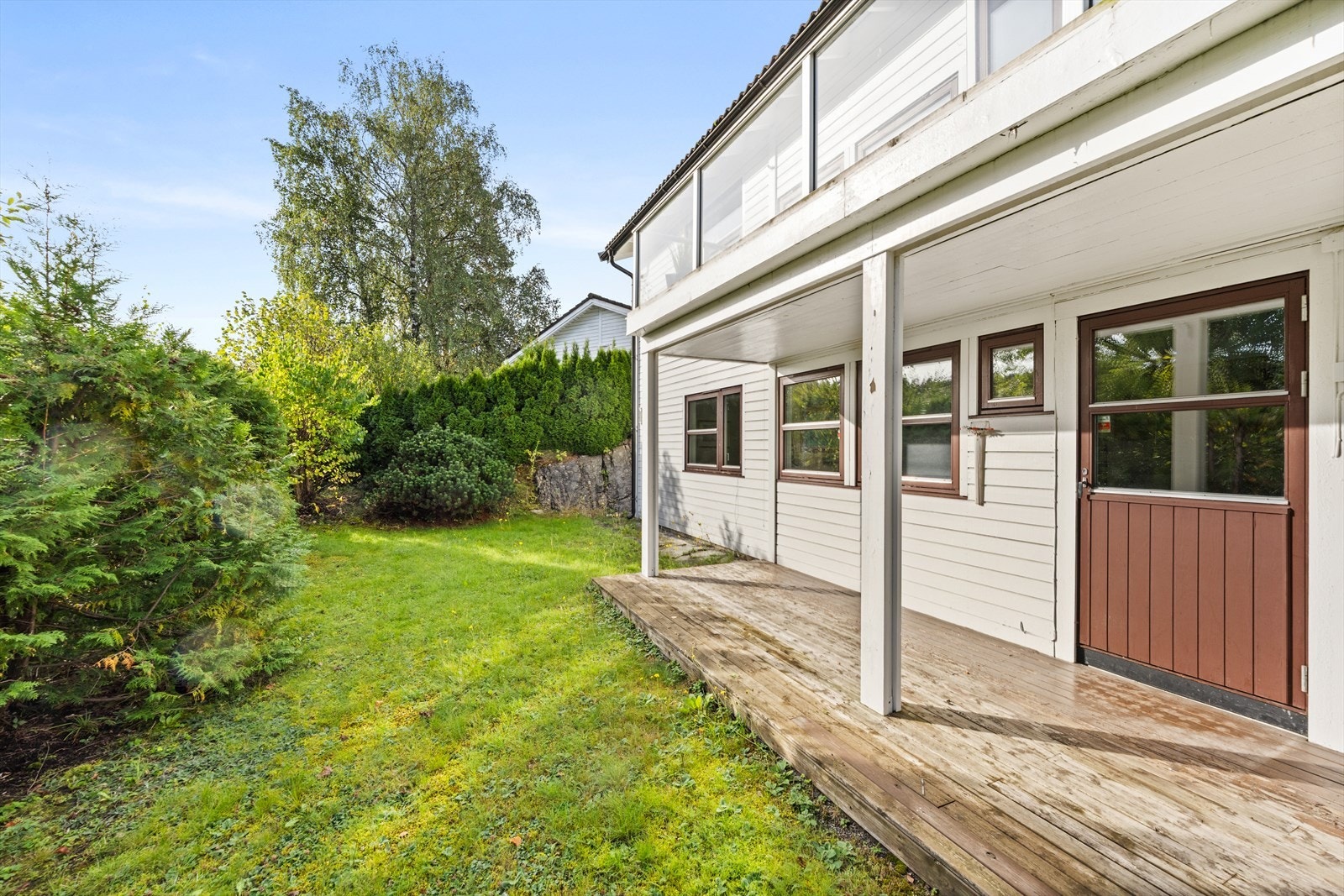 I underetasjen er det en østvendt, delvis overbygd platting på ca. 13 kvm. Plattingen er belagt med impregnerte terrassebord. Galleribilde