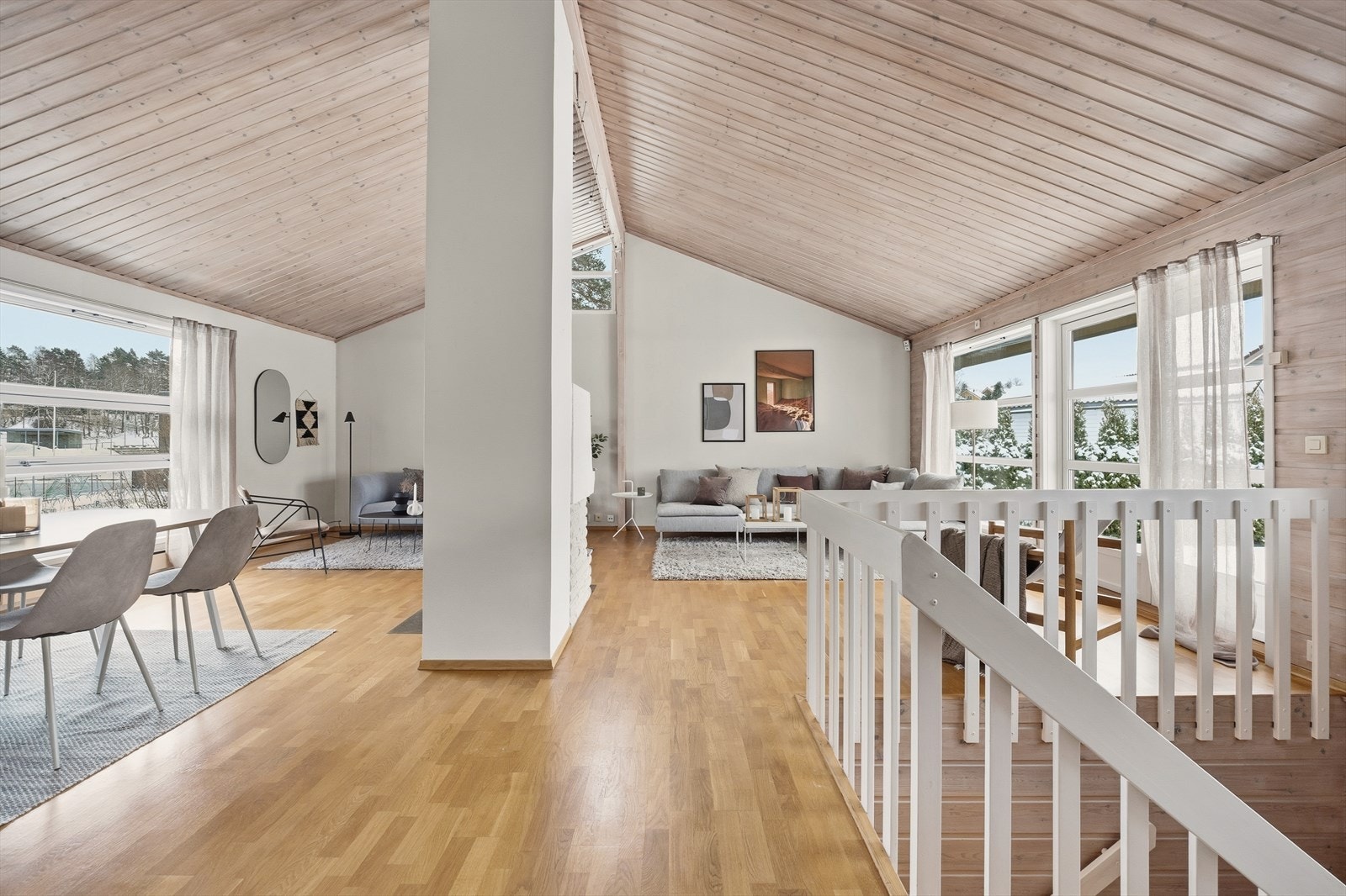 Stue og spisestue har en åpen og luftig løsning med naturlig inndeling i flere soner som gir gode møbleringsmuligheter. Galleribilde