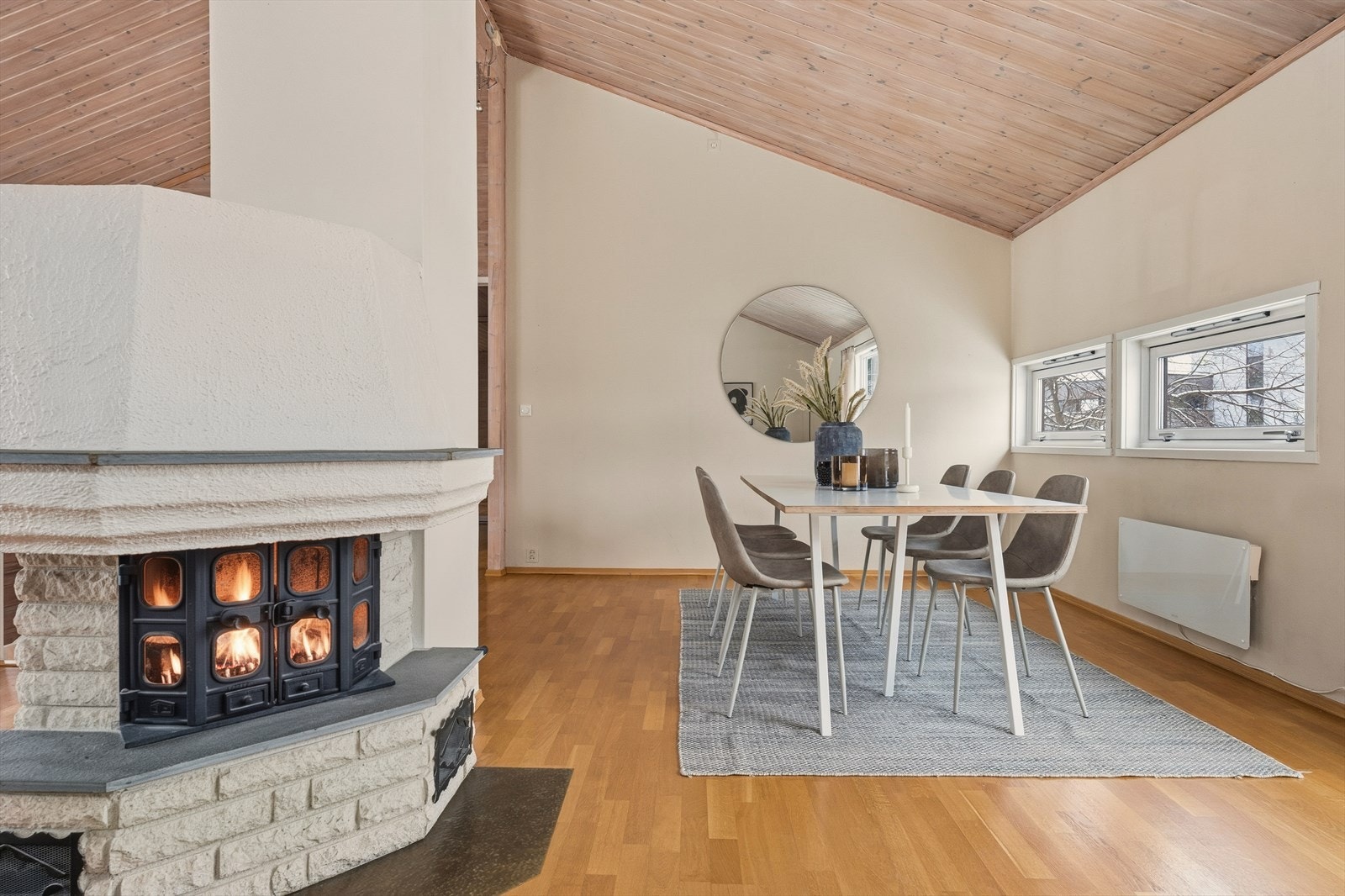 Plassbygd peisovn bidrar både med varme og et naturlig samlingspunkt i oppholdsrommet. Galleribilde