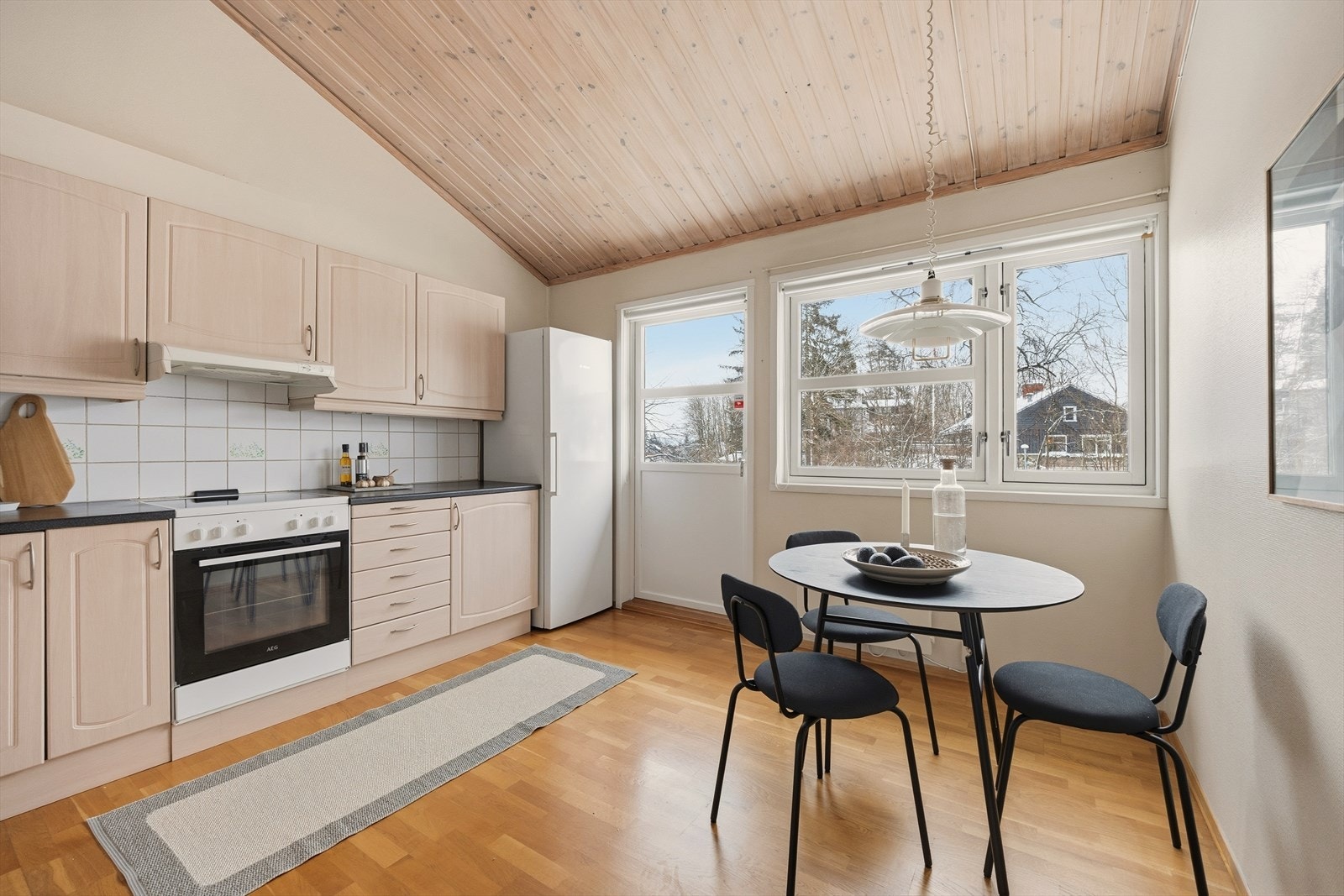 Det er parkett på gulv, malte overflater på vegger og panel i himling. Galleribilde