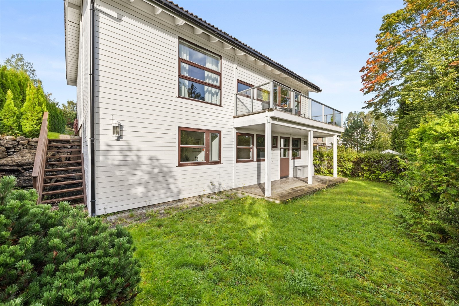 Hage ved underetasjen. Galleribilde