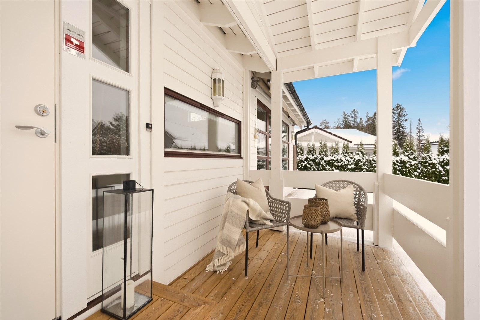 Terrassen på fremsiden leder til et overbygget inngangsparti. Galleribilde