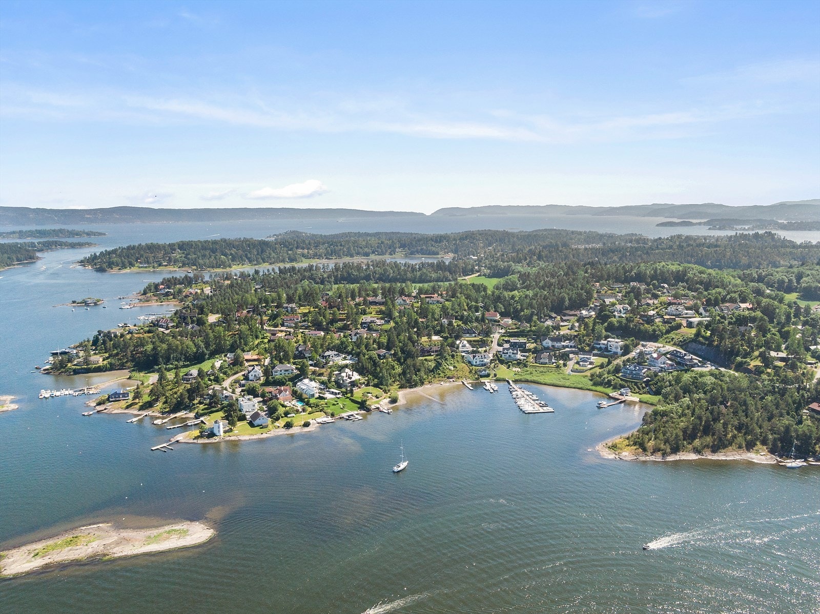 Øya er kjent for sitt eksklusive og fredelige bomiljø, med nærhet til sjøen, vakker natur og kort vei til Oslo. Galleribilde