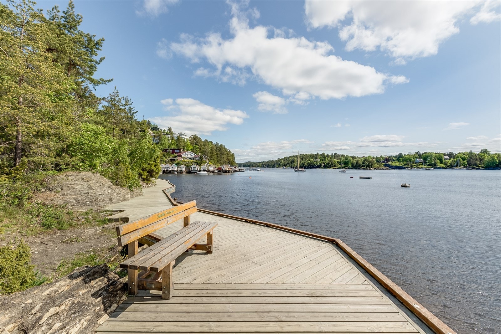 Fra boligen er det gangavstand til vakre badeplasser som Hvamodden og Hovedgårdsstranden, og flotte turområder på både Nesøya og Brønnøya. Galleribilde