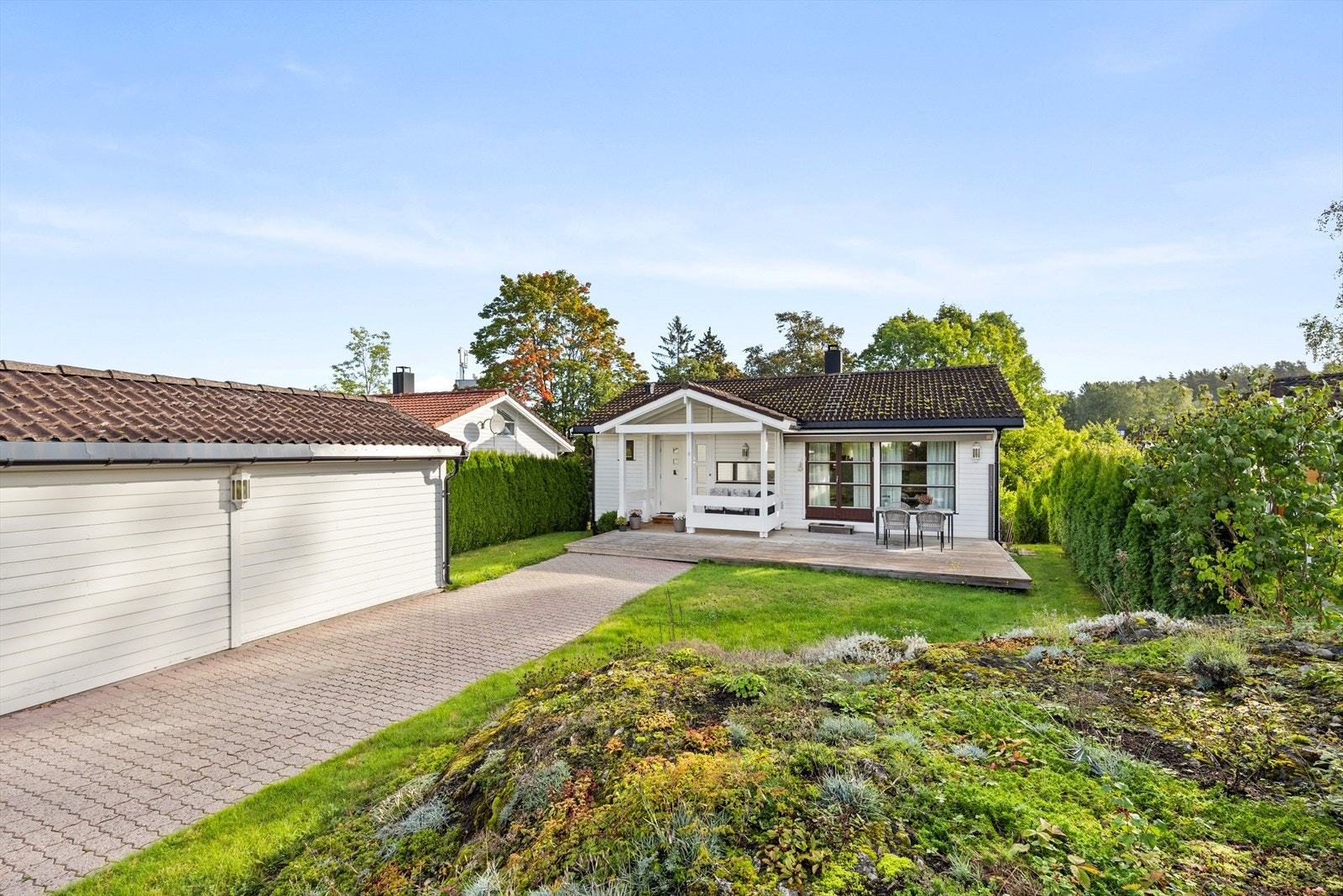 Det er en enkeltgarasje og steinlagt gårdsplass med gode parkeringsmuligheter for flere biler. Galleribilde