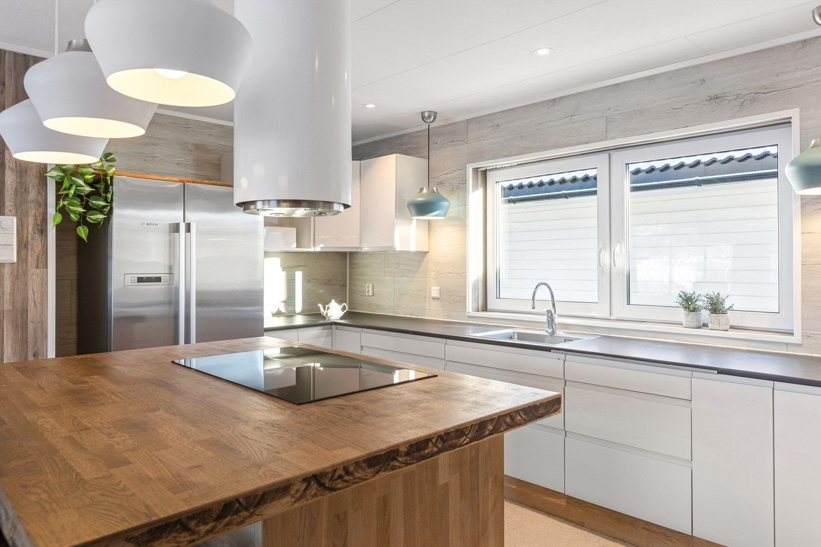 Kjøkkenet er utstyrt med oppvaskmaskin, platetopp og stekeovn, samt plass til kjøleskap/fryser. Galleribilde