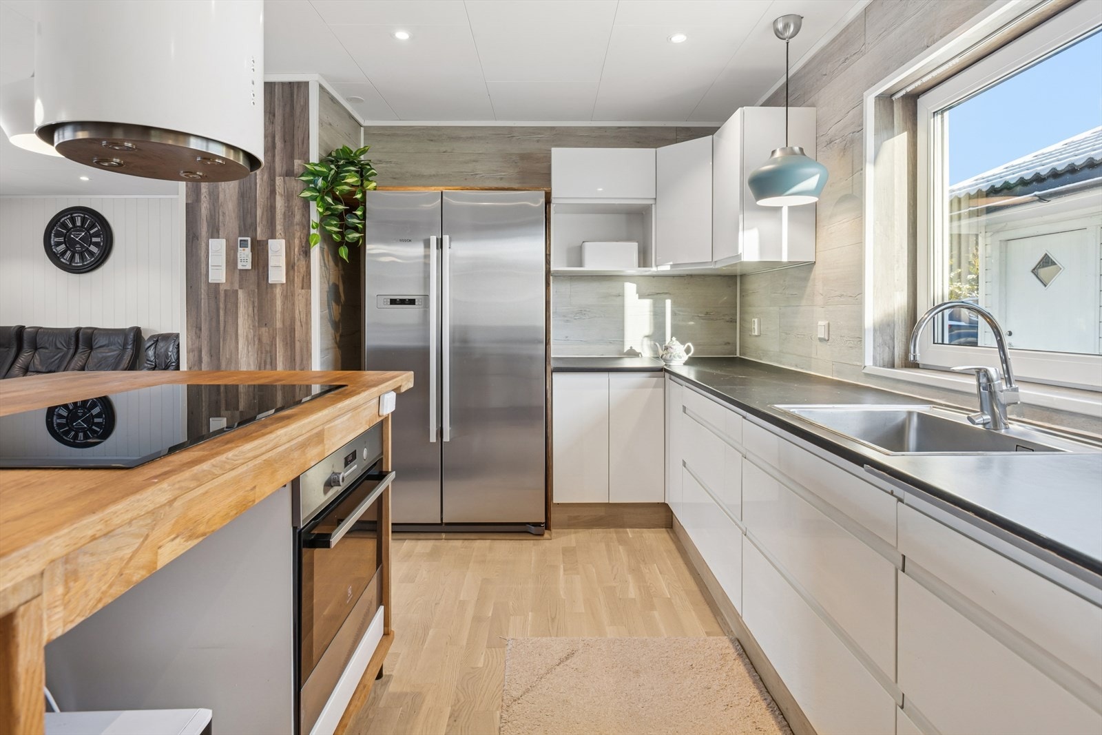 Innholdsrik innredning med rikelig av oppbevaringsplass. Galleribilde