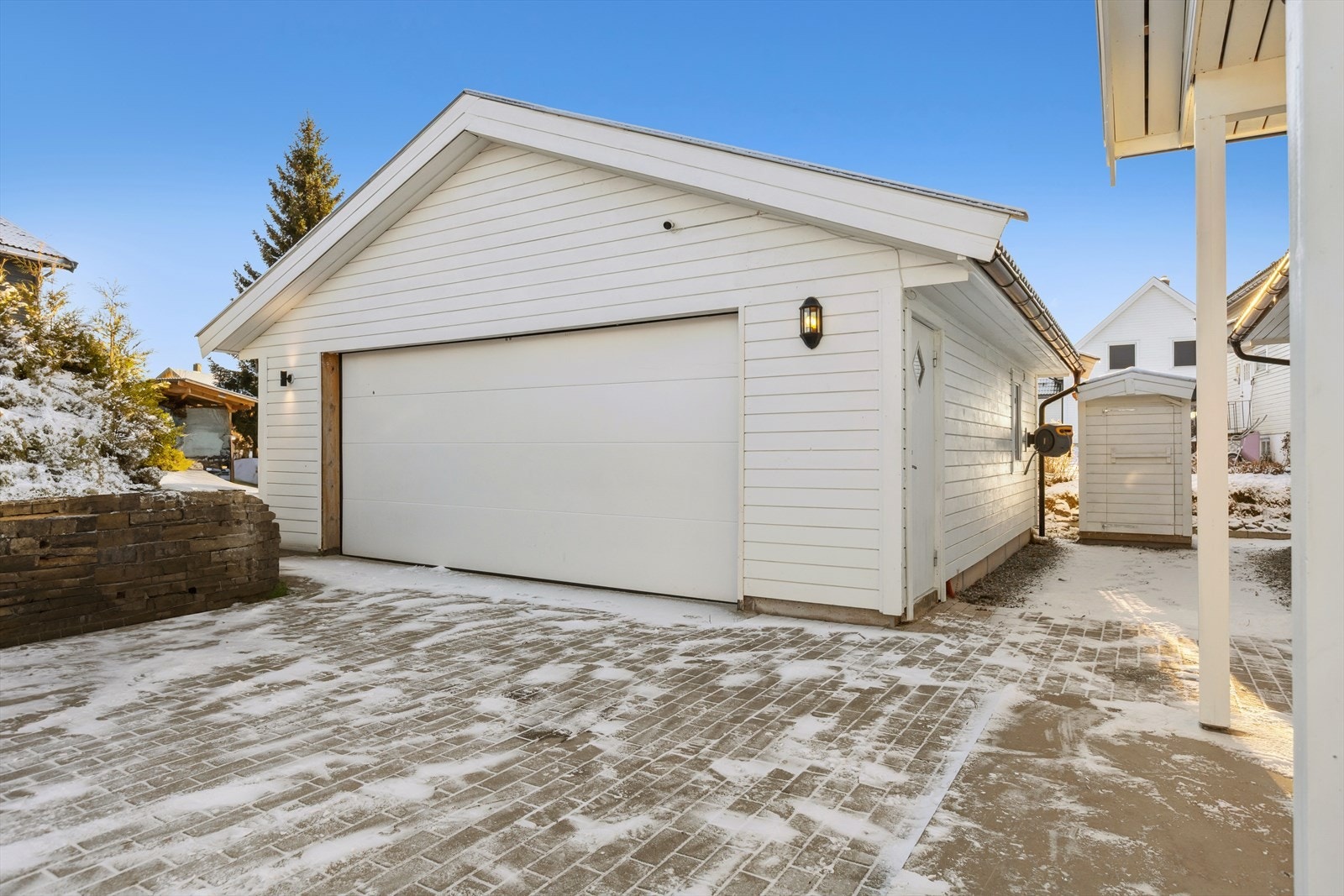 Dobbel garasje på 46 kvm, rett ved inngangsdøren. Galleribilde