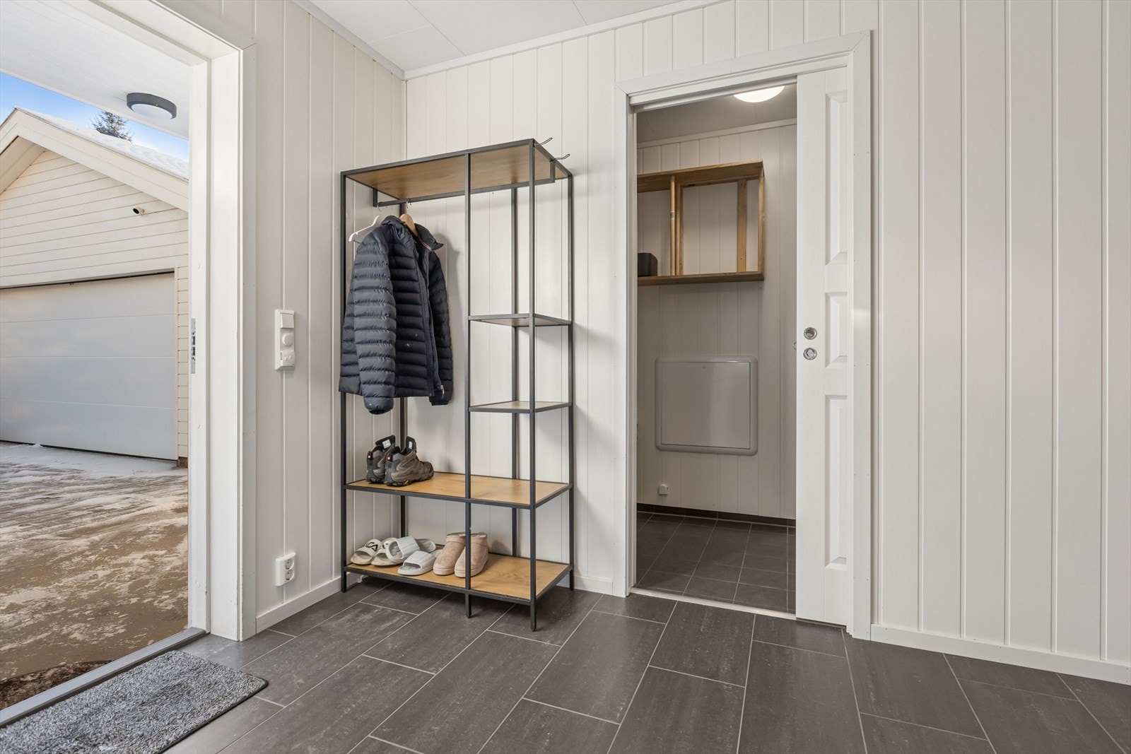 I bod bak skyvedør i entréen, er det godt med lagringsplass. Galleribilde