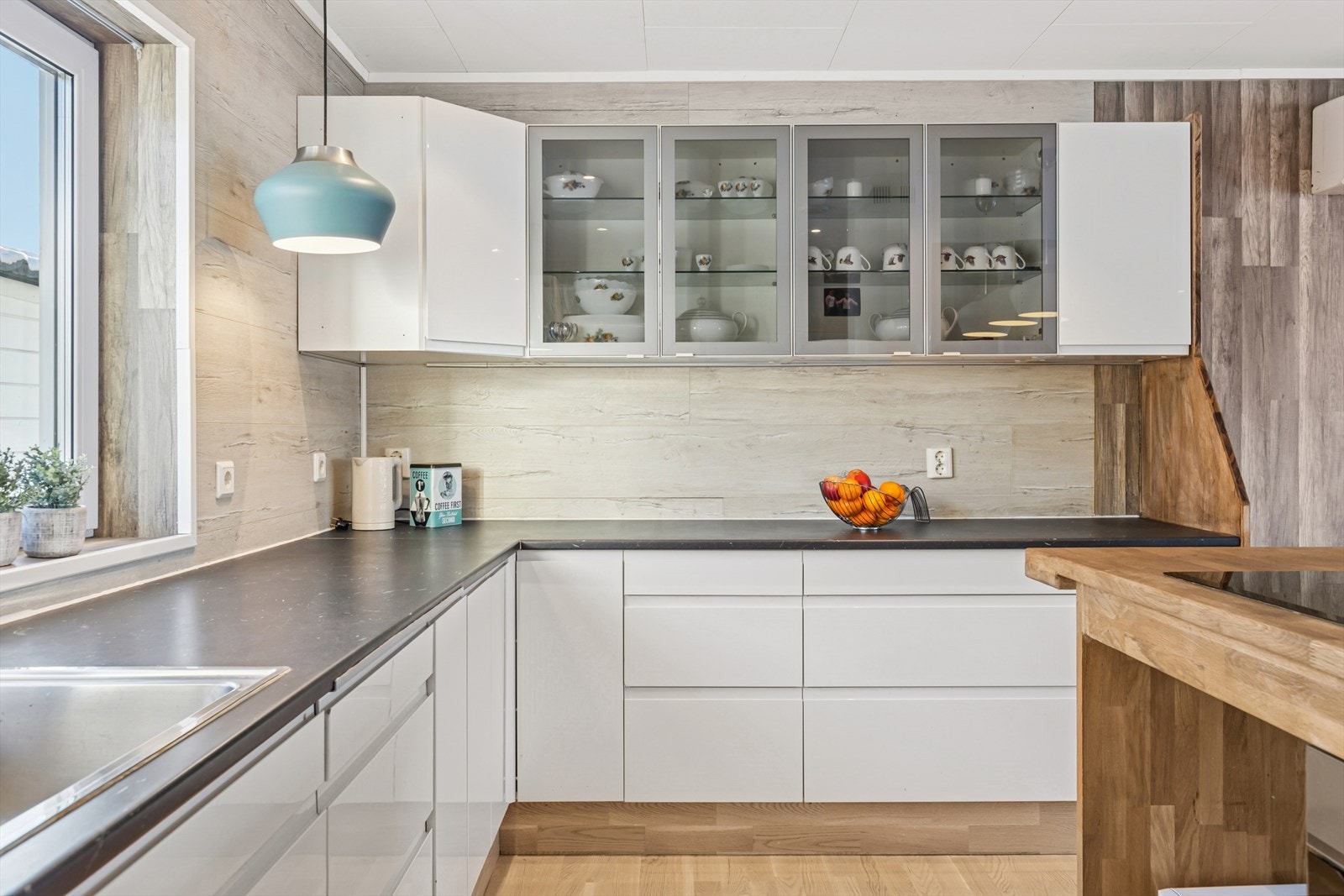 Glassfronter på overskap gir enkel oversikt over innholdet. Galleribilde