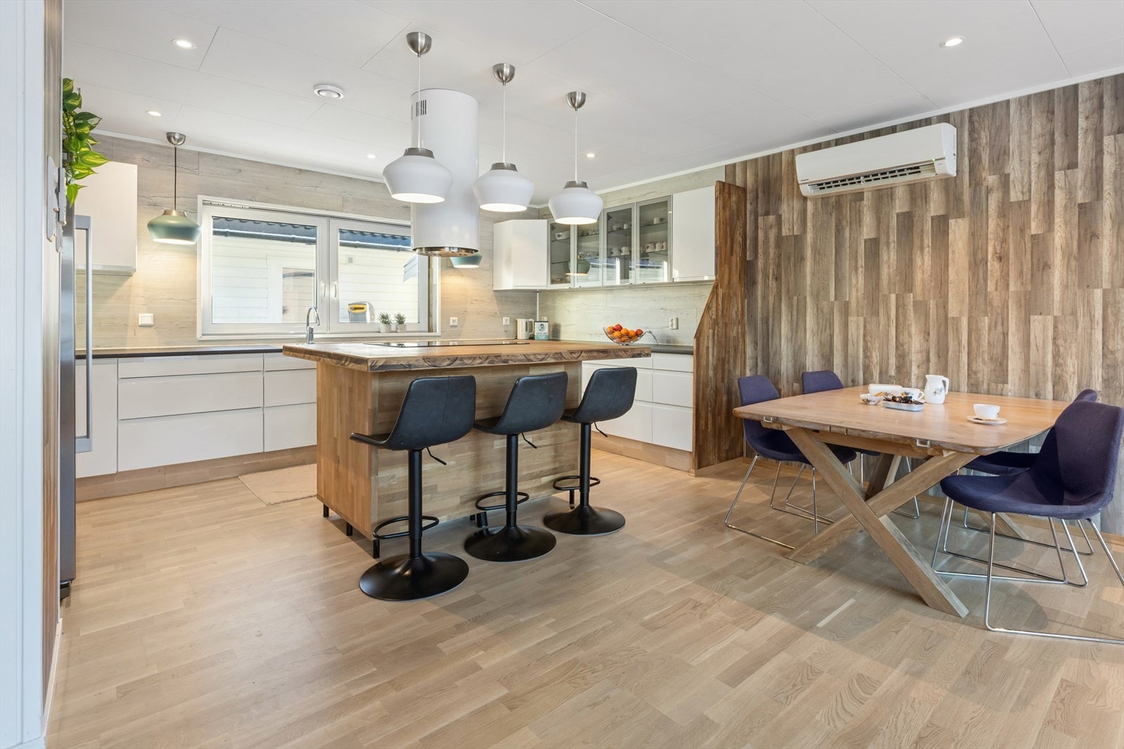 Lekkert og innholdsrikt kjøkken med kjøkkenøy. Galleribilde