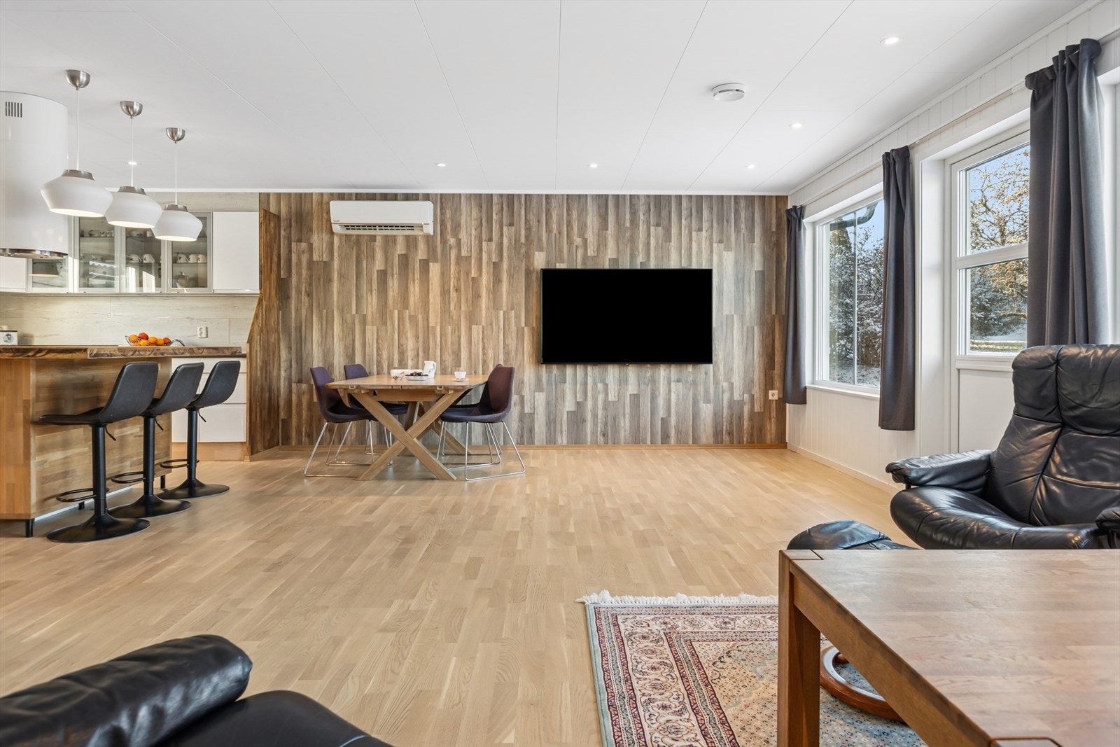 Stuen fungerer godt som boligens naturlige samlingspunkt. Galleribilde