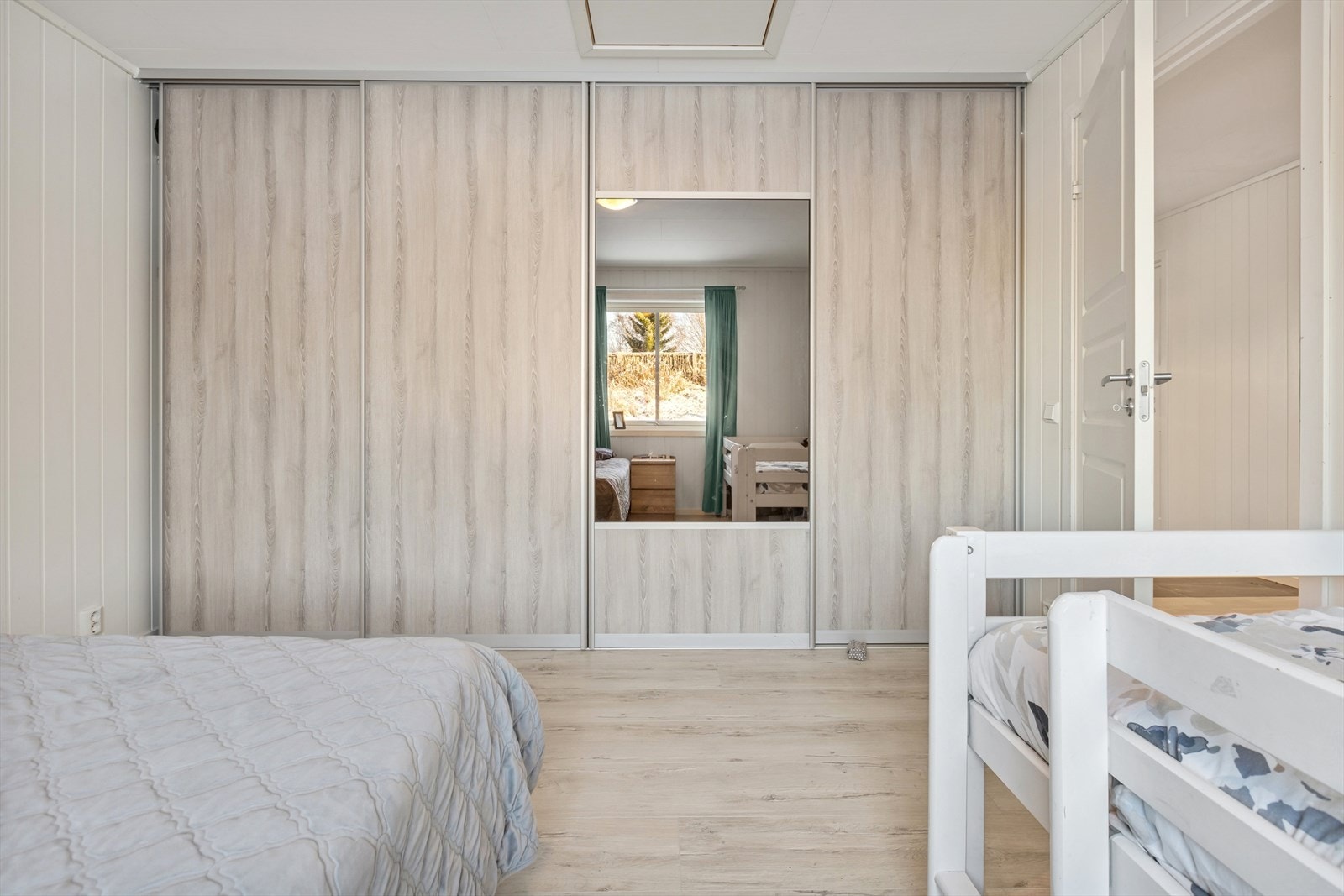 Hovedsoverommet er utstyrt med skyvedørsgarderobe. Galleribilde